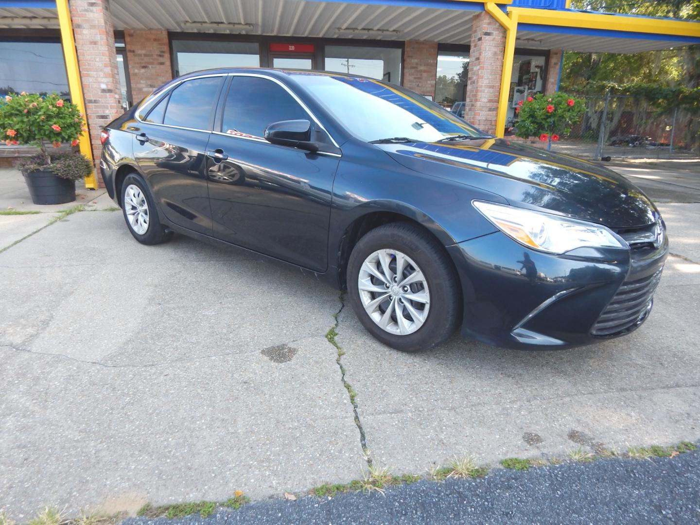 2017 Black /Charcoal Toyota Camry LE (4T1BF1FK1HU) with an 2.5L L4 DOHC 16V engine, Automatic transmission, located at 3120 W Tennessee St, Tallahassee, FL, 32304-1002, (850) 575-6702, 30.458841, -84.349648 - Used Car Supermarket is proud to present you with this loaded immaculate 2017 Toyota Camry LE with low miles. Used Car Supermarket prides itself in offering you the finest pre-owned vehicle in Tallahassee. Used Car Supermarket has been locally family owned and operated for over 48 years. Our Camry L - Photo#0