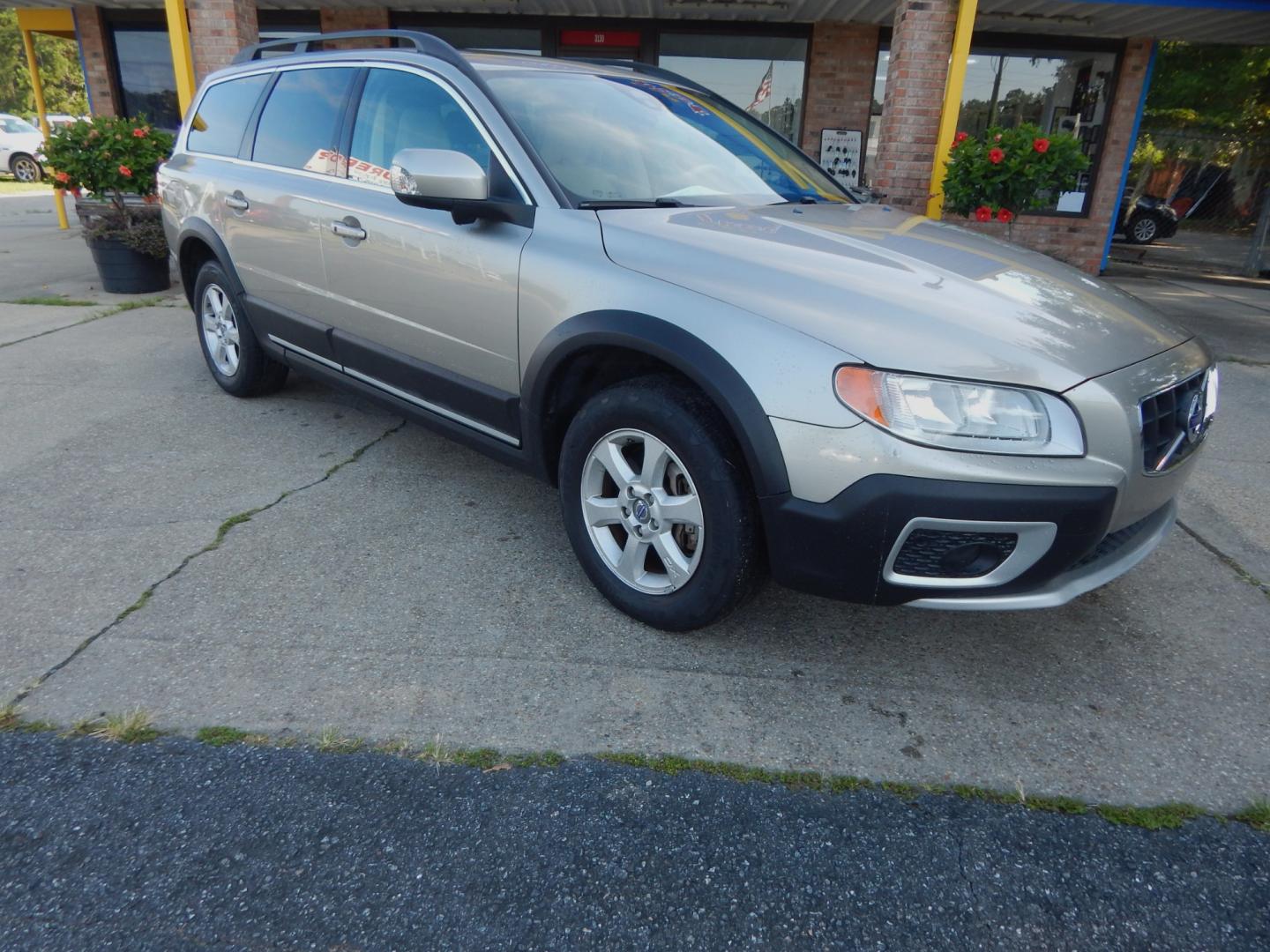 2012 Champagne /Tan Leather Volvo XC70 with an 3.2L 6 cyl. engine, Automatic transmission, located at 3120 W Tennessee St, Tallahassee, FL, 32304-1002, (850) 575-6702, 30.458841, -84.349648 - Used Car Supermarket is proud to present you with this loaded immaculate 2012 Volvo XC70 with leather, sunroof and low miles. Used Car Supermarket prides itself in offering you the finest pre-owned vehicle in Tallahassee. Used Car Supermarket has been locally family owned and operated for over 48 ye - Photo#0