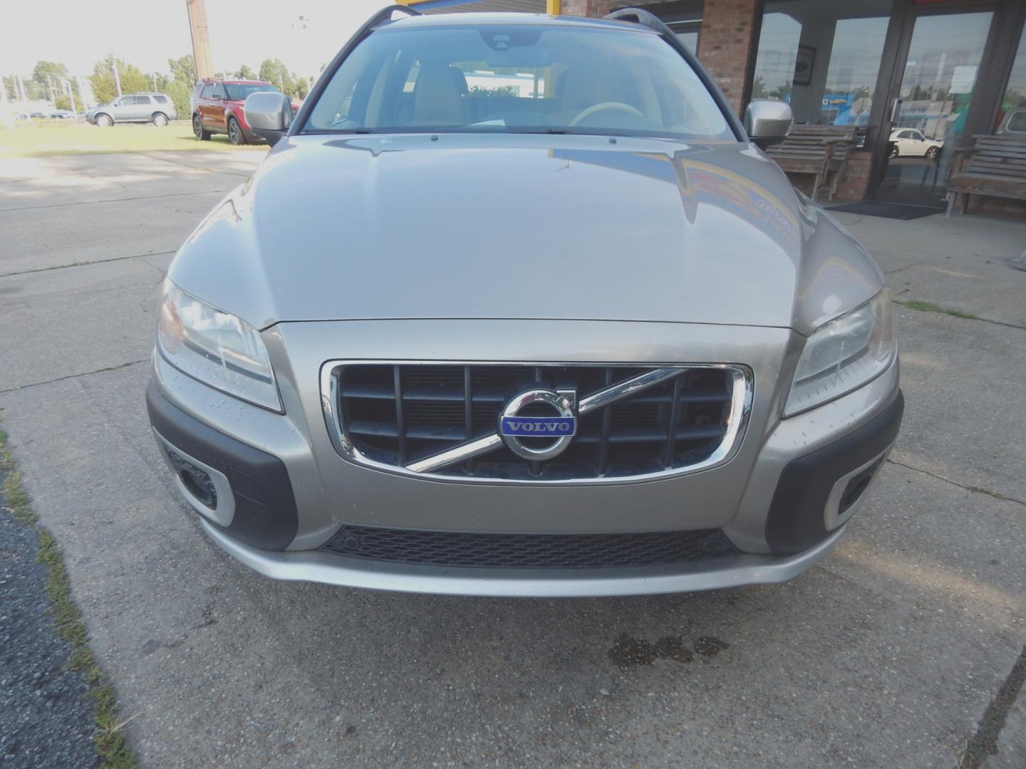 2012 Champagne /Tan Leather Volvo XC70 with an 3.2L 6 cyl. engine, Automatic transmission, located at 3120 W Tennessee St, Tallahassee, FL, 32304-1002, (850) 575-6702, 30.458841, -84.349648 - Used Car Supermarket is proud to present you with this loaded immaculate 2012 Volvo XC70 with leather, sunroof and low miles. Used Car Supermarket prides itself in offering you the finest pre-owned vehicle in Tallahassee. Used Car Supermarket has been locally family owned and operated for over 48 ye - Photo#1