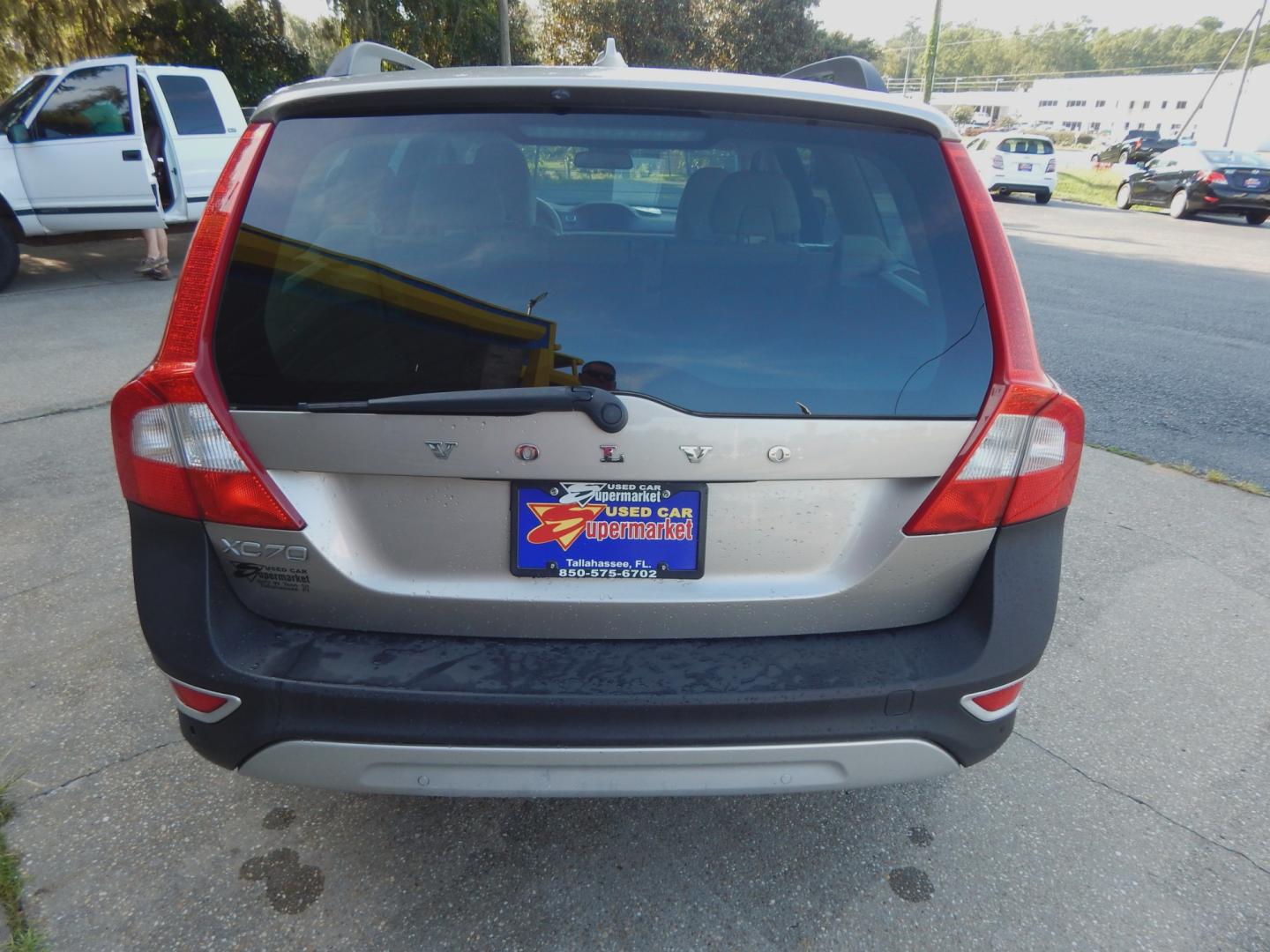 2012 Champagne /Tan Leather Volvo XC70 with an 3.2L 6 cyl. engine, Automatic transmission, located at 3120 W Tennessee St, Tallahassee, FL, 32304-1002, (850) 575-6702, 30.458841, -84.349648 - Used Car Supermarket is proud to present you with this loaded immaculate 2012 Volvo XC70 with leather, sunroof and low miles. Used Car Supermarket prides itself in offering you the finest pre-owned vehicle in Tallahassee. Used Car Supermarket has been locally family owned and operated for over 48 ye - Photo#2