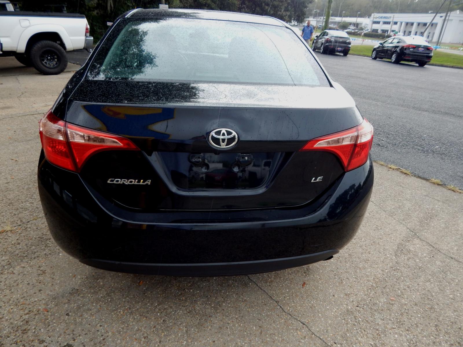 2018 Black /Charcoal Toyota Corolla LE (5YFBURHE8JP) with an 1.8L L4 DOHC 16V engine, Automatic transmission, located at 3120 W Tennessee St, Tallahassee, FL, 32304-1002, (850) 575-6702, 30.458841, -84.349648 - Photo #3
