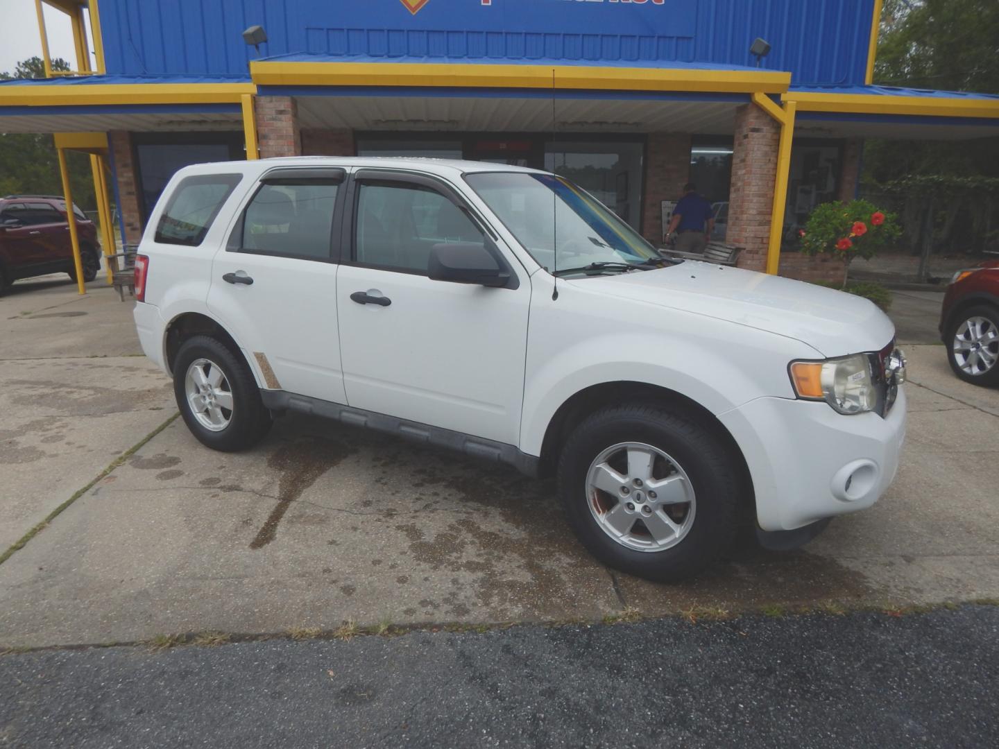 2012 White /Gray Ford Escape XLS 4WD AT (1FMCU9C76CK) with an 2.5L L4 DOHC 16V engine, 6-Speed Automatic transmission, located at 3120 W Tennessee St, Tallahassee, FL, 32304-1002, (850) 575-6702, 30.458841, -84.349648 - Photo#0