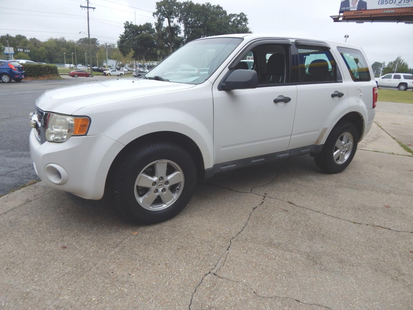 2012 White /Gray Ford Escape XLS 4WD AT (1FMCU9C76CK) with an 2.5L L4 DOHC 16V engine, 6-Speed Automatic transmission, located at 3120 W Tennessee St, Tallahassee, FL, 32304-1002, (850) 575-6702, 30.458841, -84.349648 - Photo#1