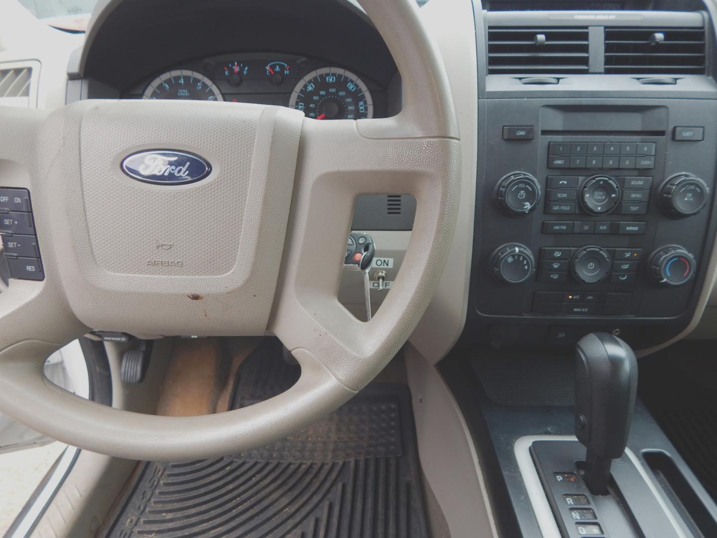 2012 White /Gray Ford Escape XLS 4WD AT (1FMCU9C76CK) with an 2.5L L4 DOHC 16V engine, 6-Speed Automatic transmission, located at 3120 W Tennessee St, Tallahassee, FL, 32304-1002, (850) 575-6702, 30.458841, -84.349648 - Photo#4