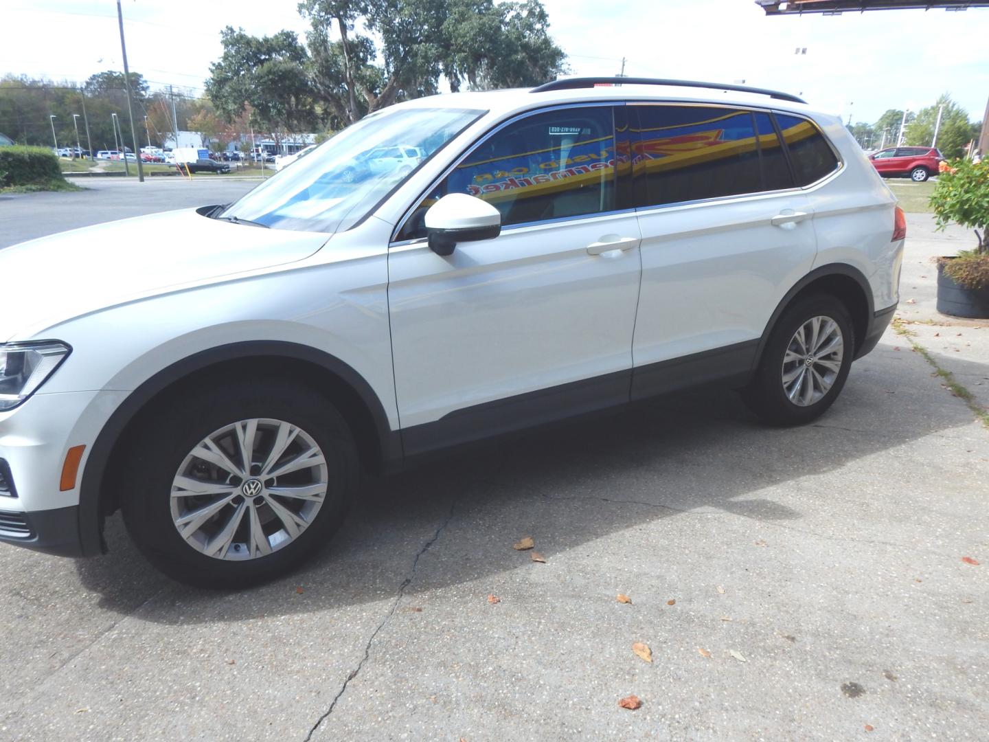 2019 White /Charcoal Volkswagen Tiguan SE (3VV3B7AX5KM) with an 2.0L L4 DOHC 16V TURBO engine, Automatic transmission, located at 3120 W Tennessee St, Tallahassee, FL, 32304-1002, (850) 575-6702, 30.458841, -84.349648 - Used Car Supermarket is proud to present you with this loaded immaculate 2019 Volkswagen Tiguan SE with leather, sunroof and low miles. Used Car Supermarket prides itself in offering you the finest pre-owned vehicle in Tallahassee. Used Car Supermarket has been locally family owned and operated for - Photo#1