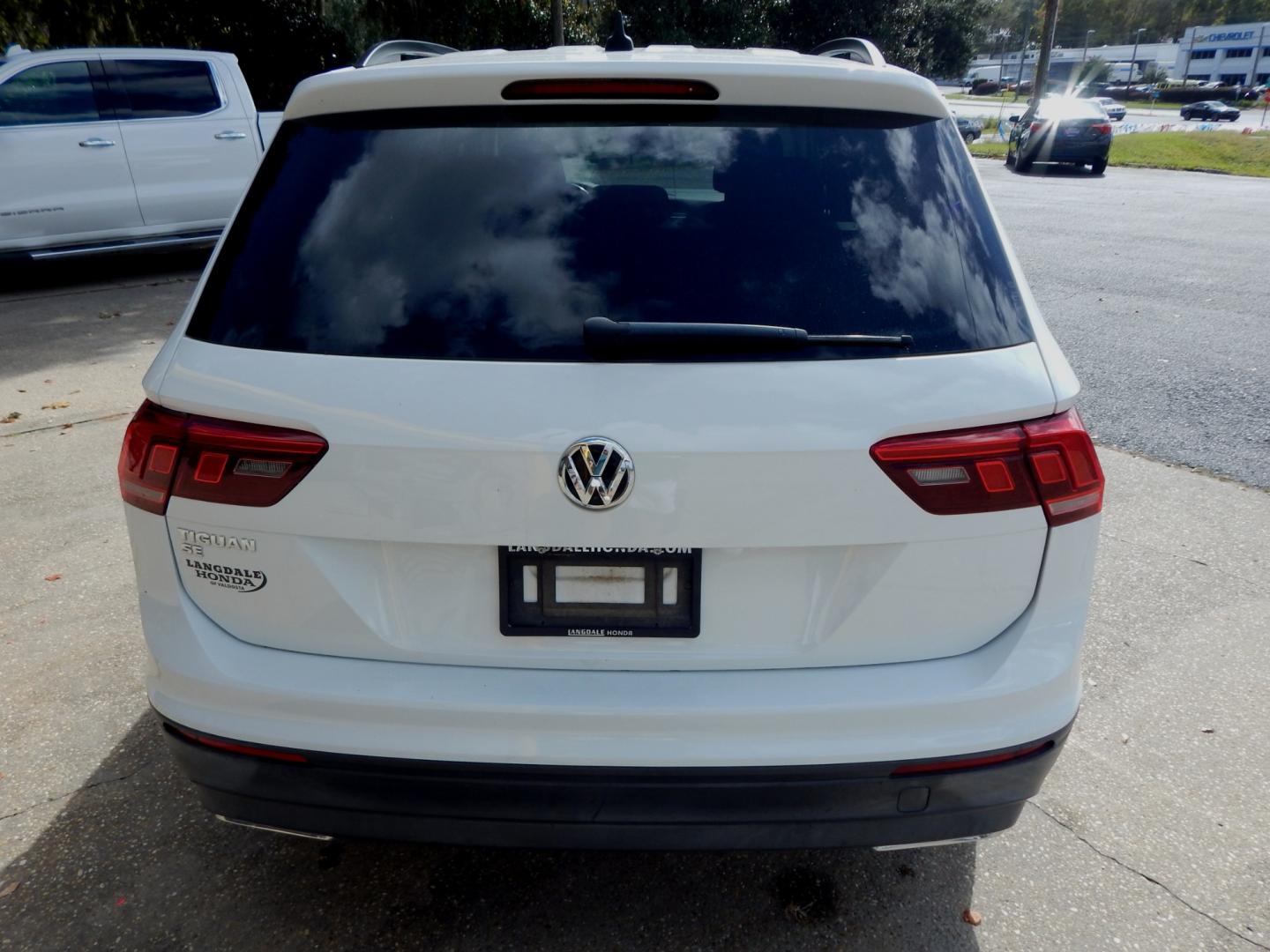 2019 White /Charcoal Volkswagen Tiguan SE (3VV3B7AX5KM) with an 2.0L L4 DOHC 16V TURBO engine, Automatic transmission, located at 3120 W Tennessee St, Tallahassee, FL, 32304-1002, (850) 575-6702, 30.458841, -84.349648 - Used Car Supermarket is proud to present you with this loaded immaculate 2019 Volkswagen Tiguan SE with leather, sunroof and low miles. Used Car Supermarket prides itself in offering you the finest pre-owned vehicle in Tallahassee. Used Car Supermarket has been locally family owned and operated for - Photo#3