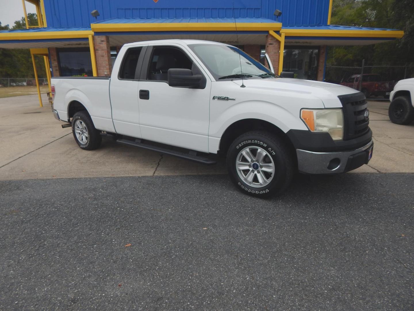 2012 White /Gray Ford F-150 (1FTFX1CT0CK) with an 3.5L 6 Cyl. engine, Automatic transmission, located at 3120 W Tennessee St, Tallahassee, FL, 32304-1002, (850) 575-6702, 30.458841, -84.349648 - Used Car Supermarket is proud to present you with this loaded immaculate 2012 Ford F150 Supercab with low miles. Used Car Supermarket prides itself in offering you the finest pre-owned vehicle in Tallahassee. Used Car Supermarket has been locally family owned and operated for over 50 years. Our F150 - Photo#0
