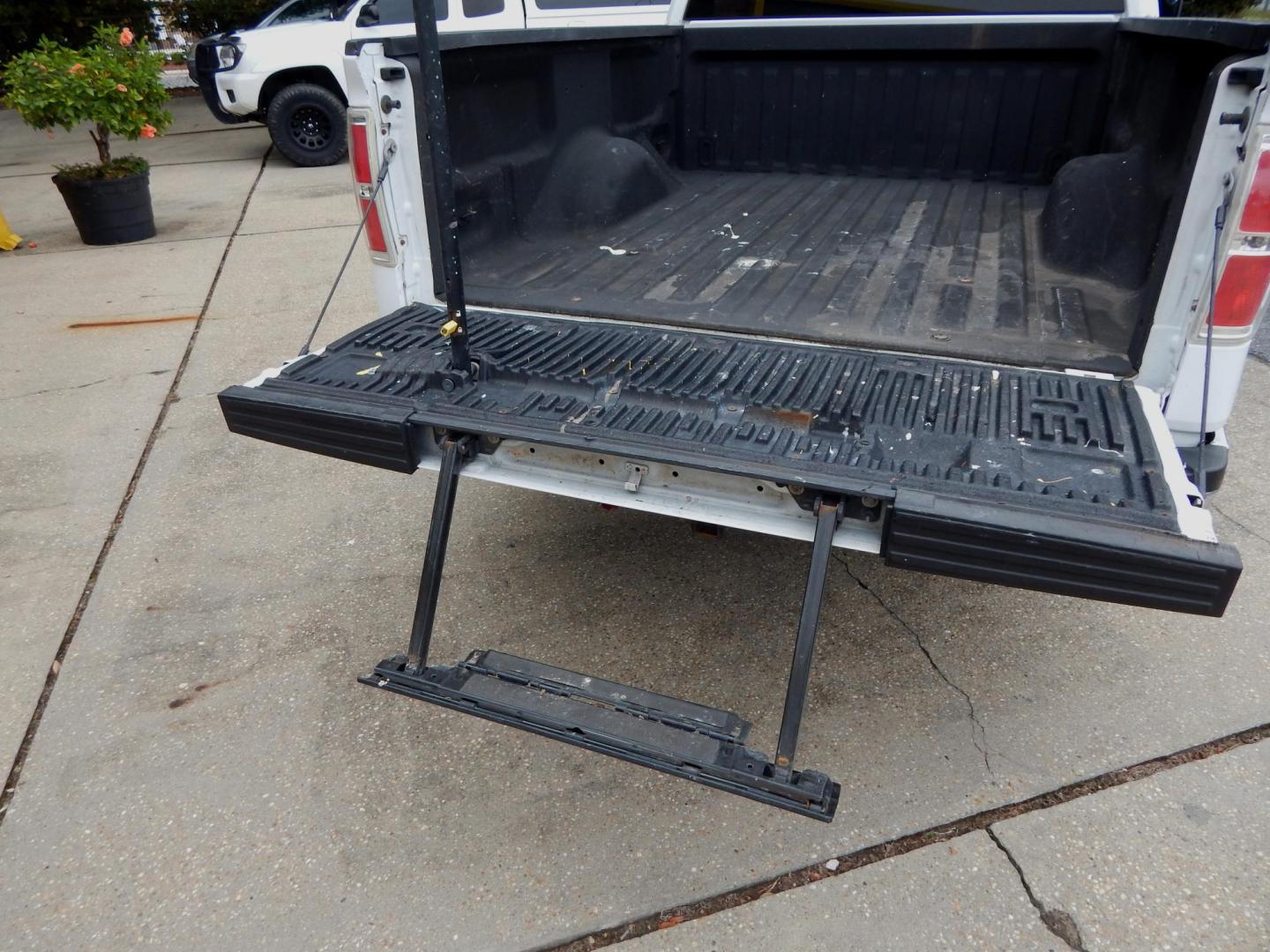 2012 White /Gray Ford F-150 (1FTFX1CT0CK) with an 3.5L 6 Cyl. engine, Automatic transmission, located at 3120 W Tennessee St, Tallahassee, FL, 32304-1002, (850) 575-6702, 30.458841, -84.349648 - Used Car Supermarket is proud to present you with this loaded immaculate 2012 Ford F150 Supercab with low miles. Used Car Supermarket prides itself in offering you the finest pre-owned vehicle in Tallahassee. Used Car Supermarket has been locally family owned and operated for over 50 years. Our F150 - Photo#5