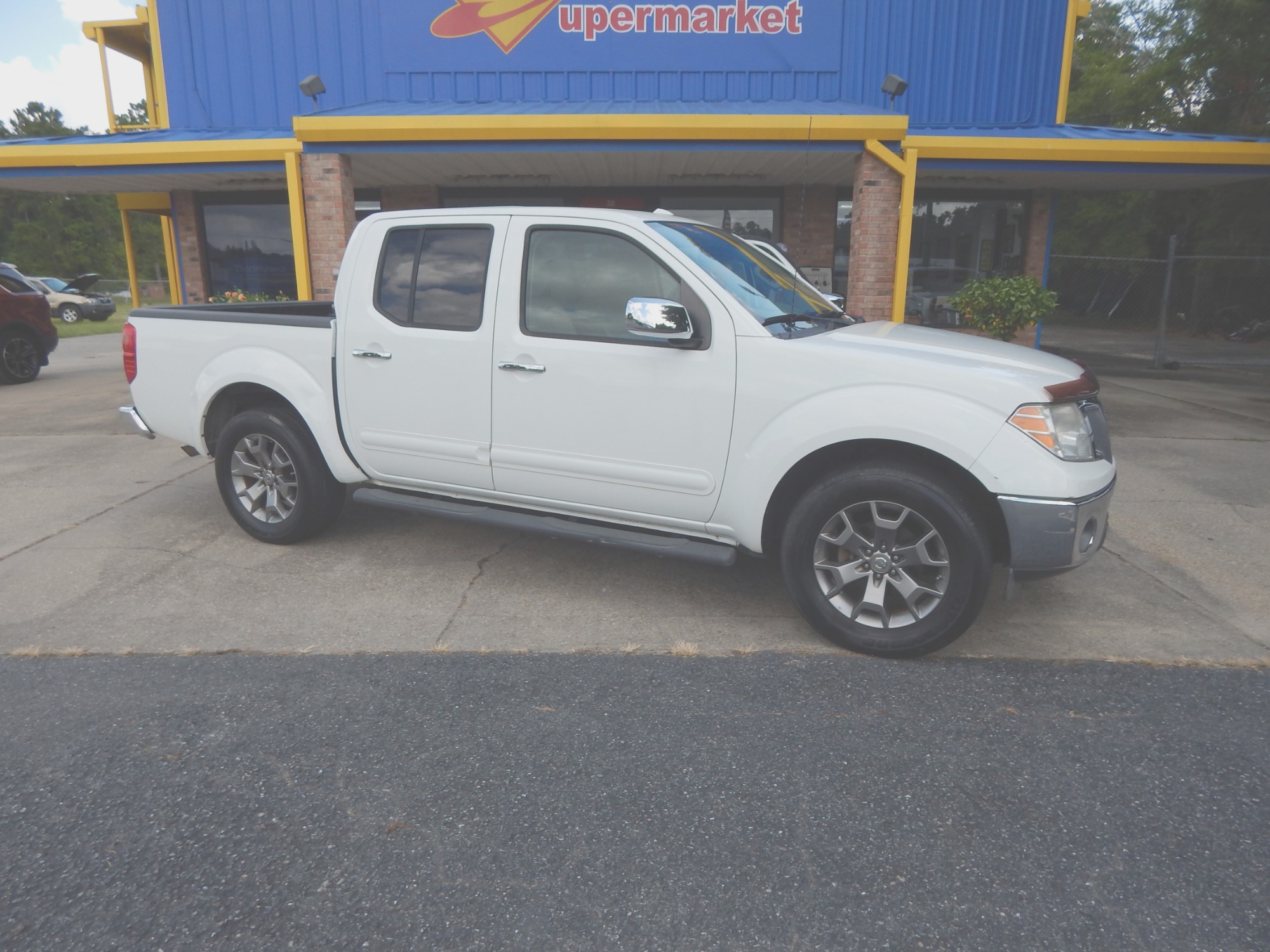 photo of 2015 Nissan Frontier SL Crew Cab AT 2WD