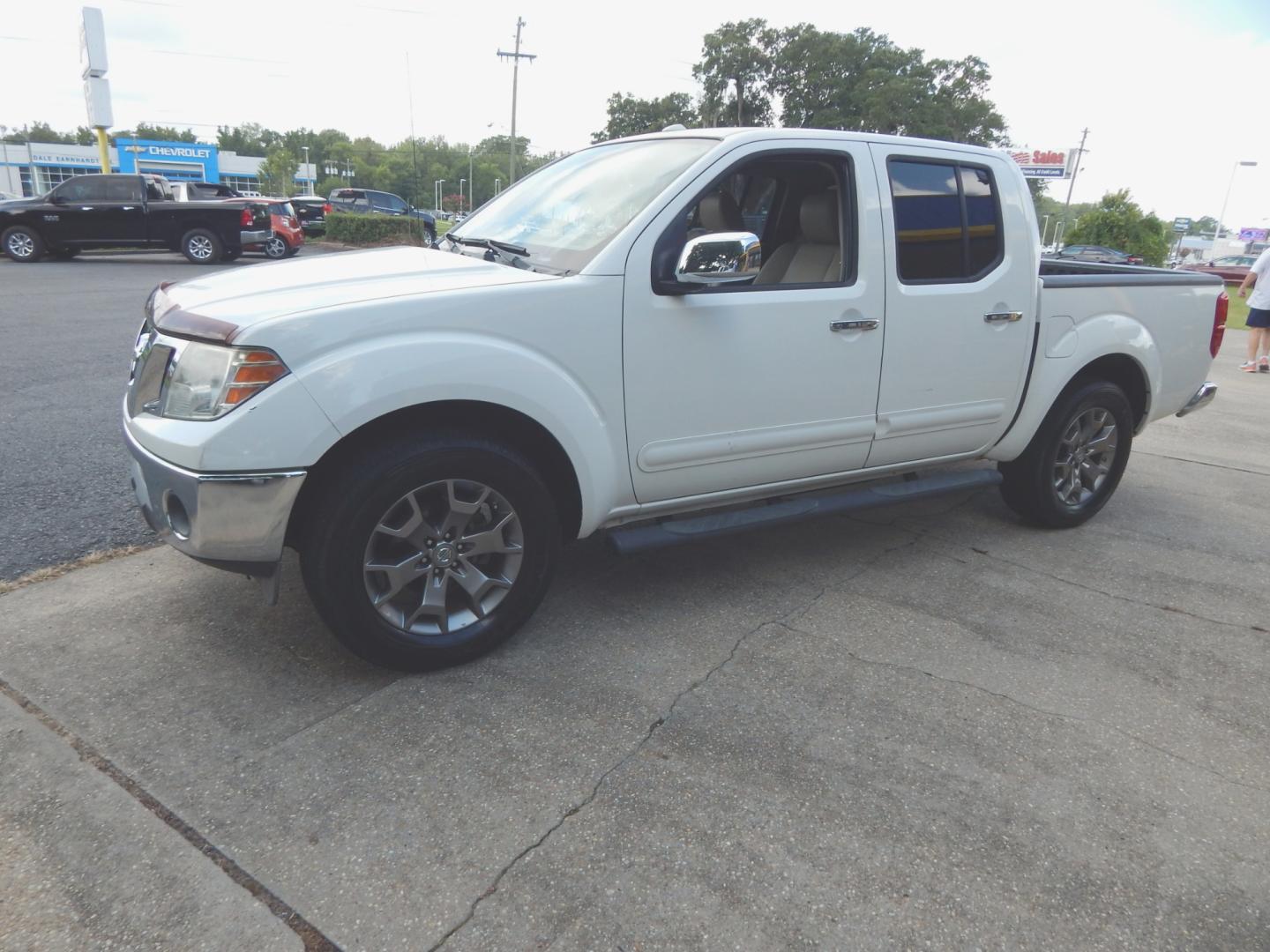 2015 white /Tan Leather Nissan Frontier SL (1N6AD0ER8FN) with an 4.0L 6 Cyl. engine, Automatic transmission, located at 3120 W Tennessee St, Tallahassee, FL, 32304-1002, (850) 575-6702, 30.458841, -84.349648 - Used Car Supermarket is proud to present you with this loaded immaculate 2015 Nissan Frontier Crew Cab SL with leather and low miles. Used Car Supermarket prides itself in offering you the finest pre-owned vehicle in Tallahassee. Used Car Supermarket has been locally family owned and operated for ov - Photo#1