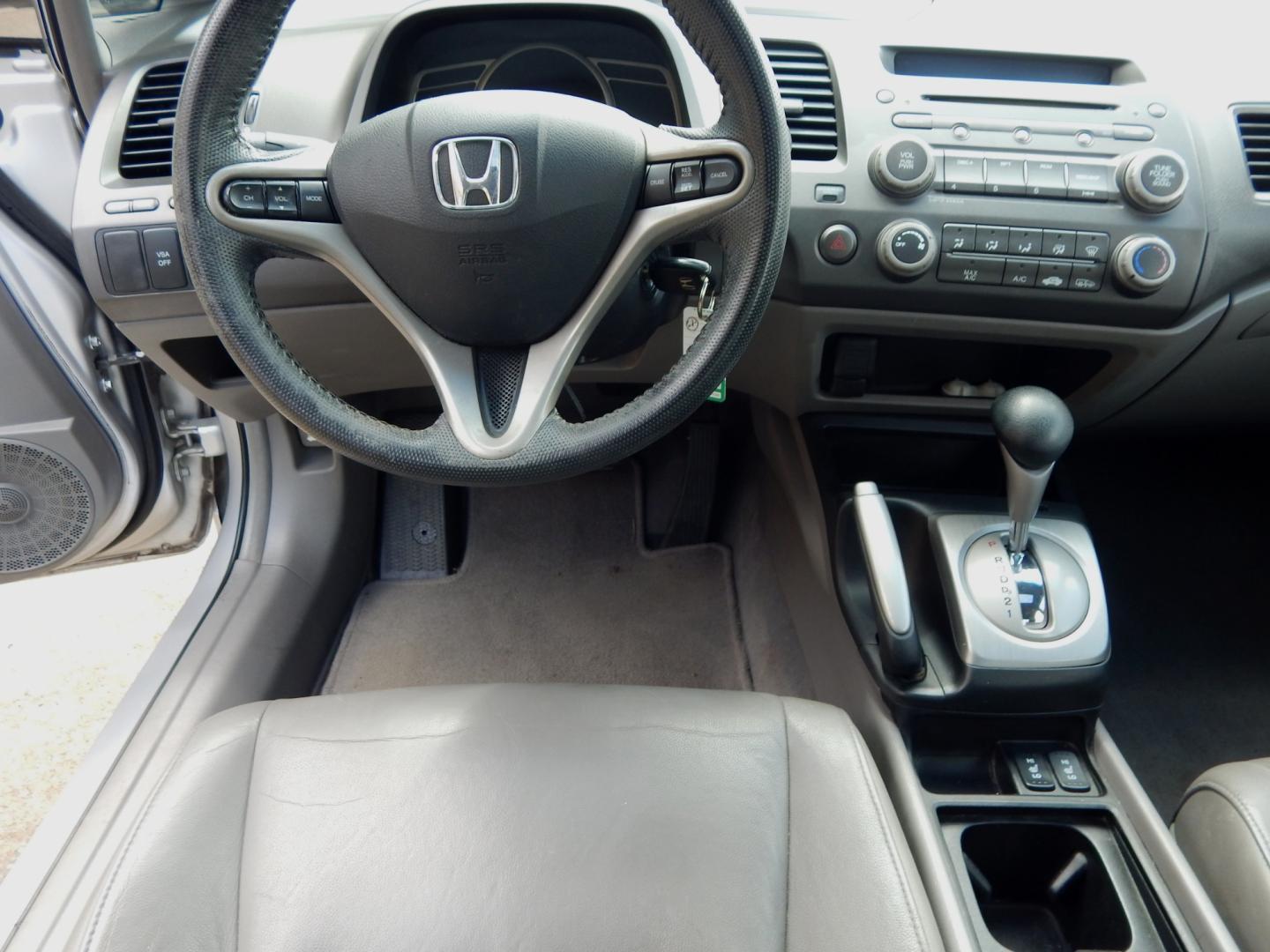 2011 Silver Metallic /Gray Leather Honda Civic EX-L (19XFA1F95BE) with an 2.0L engine, Automatic transmission, located at 3120 W Tennessee St, Tallahassee, FL, 32304-1002, (850) 575-6702, 30.458841, -84.349648 - Used Car Supermarket is proud to present you with this loaded immaculate 2011 Honda Civic EX-L sedan with leather, sunroof and low miles. Used Car Supermarket prides itself in offering you the finest pre-owned vehicle in Tallahassee. Used Car Supermarket has been locally family owned and operated fo - Photo#4