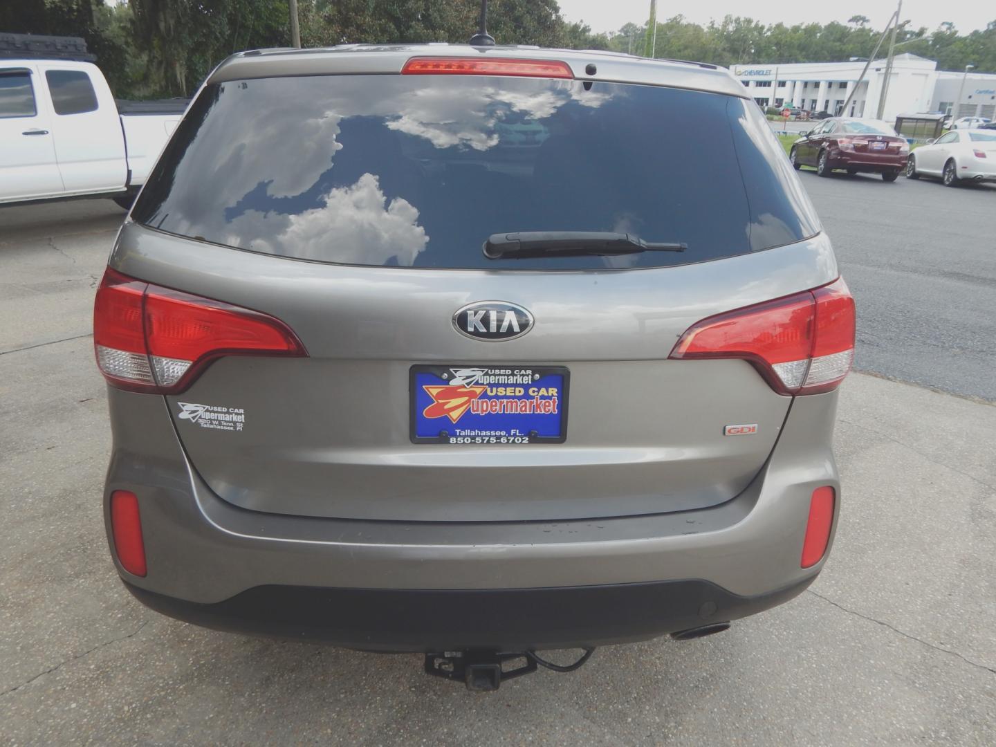 2015 Silver Metallic /Charcoal Kia Sorento LX (5XYKTCA6XFG) with an 2.4L 4 cyl. engine, Automatic transmission, located at 3120 W Tennessee St, Tallahassee, FL, 32304-1002, (850) 575-6702, 30.458841, -84.349648 - Photo#3