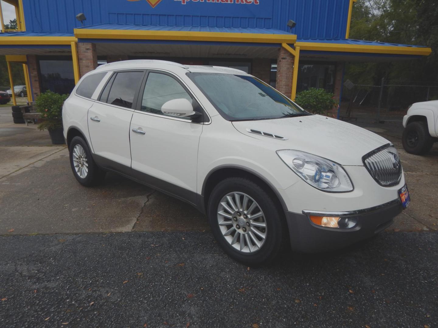 2010 White /Tan Buick Enclave CX FWD (5GALRAED5AJ) with an 3.6L V6 DOHC 24V engine, 6-Speed Automatic Overdrive transmission, located at 3120 W Tennessee St, Tallahassee, FL, 32304-1002, (850) 575-6702, 30.458841, -84.349648 - Photo#0