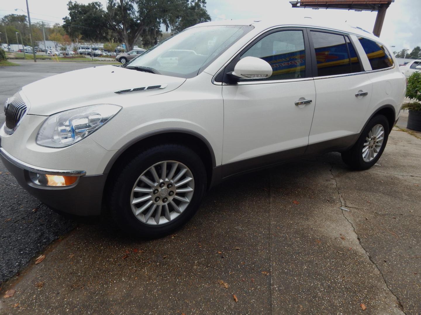 2010 White /Tan Buick Enclave CX FWD (5GALRAED5AJ) with an 3.6L V6 DOHC 24V engine, 6-Speed Automatic Overdrive transmission, located at 3120 W Tennessee St, Tallahassee, FL, 32304-1002, (850) 575-6702, 30.458841, -84.349648 - Photo#1