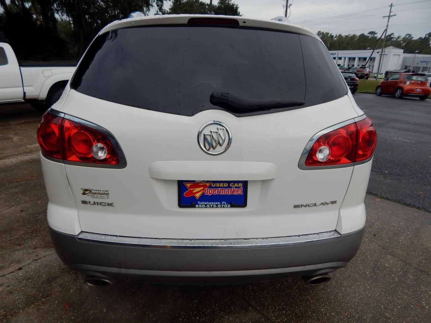 2010 White /Tan Buick Enclave CX FWD (5GALRAED5AJ) with an 3.6L V6 DOHC 24V engine, 6-Speed Automatic Overdrive transmission, located at 3120 W Tennessee St, Tallahassee, FL, 32304-1002, (850) 575-6702, 30.458841, -84.349648 - Photo#3