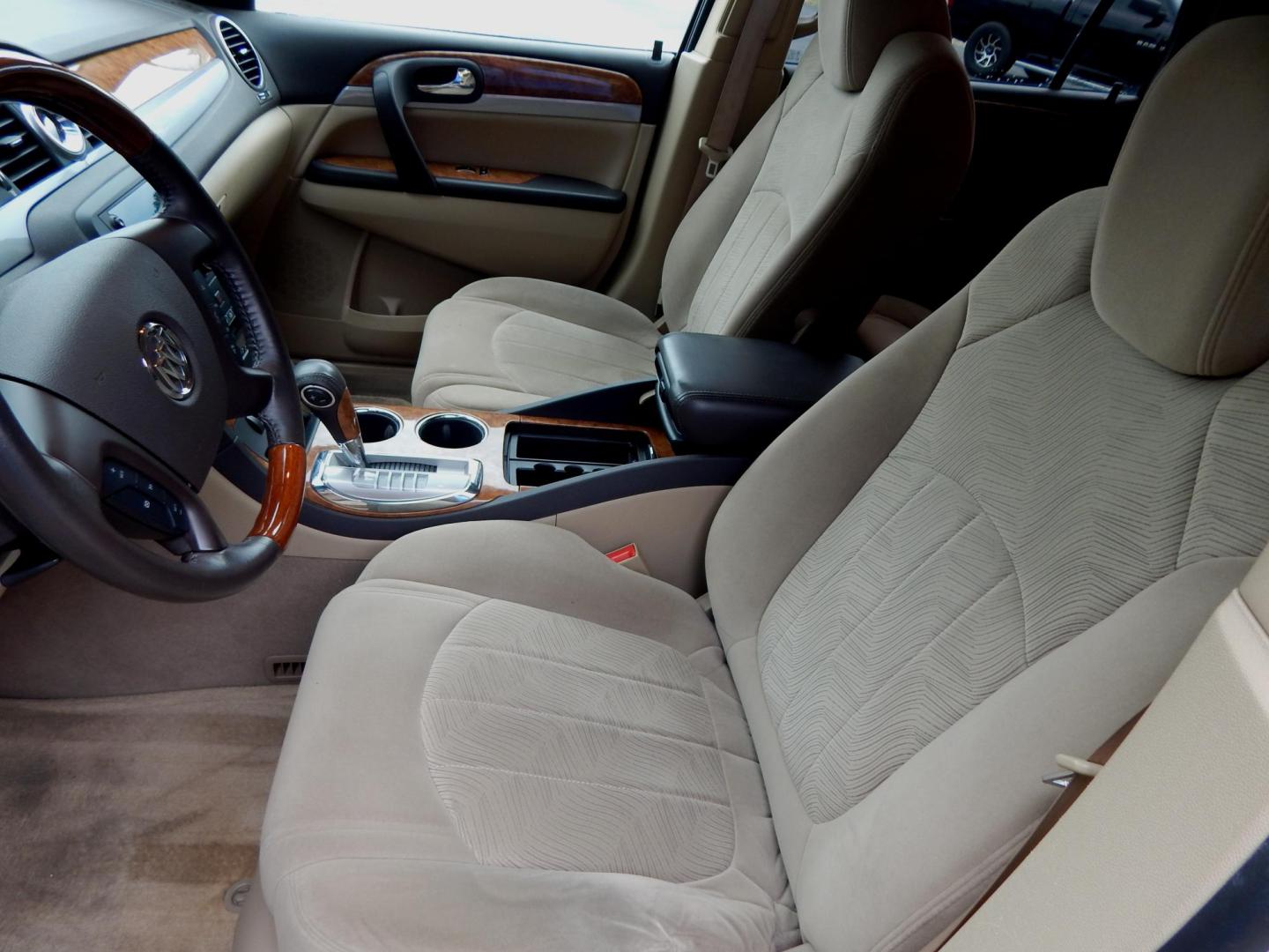 2010 White /Tan Buick Enclave CX FWD (5GALRAED5AJ) with an 3.6L V6 DOHC 24V engine, 6-Speed Automatic Overdrive transmission, located at 3120 W Tennessee St, Tallahassee, FL, 32304-1002, (850) 575-6702, 30.458841, -84.349648 - Photo#5