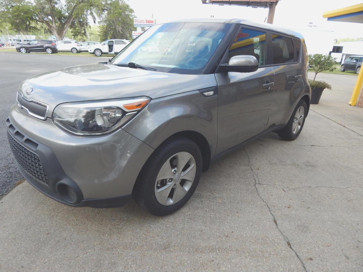2014 Silver Metallic /Charcoal Kia Soul Base (KNDJN2A2XE7) with an 1.6L L4 DOHC 16V engine, Automatic transmission, located at 3120 W Tennessee St, Tallahassee, FL, 32304-1002, (850) 575-6702, 30.458841, -84.349648 - Used Car Supermarket is proud to present you with this loaded immaculate 2014 Kia Soul with low miles. Used Car Supermarket prides itself in offering you the finest pre-owned vehicle in Tallahassee. Used Car Supermarket has been locally family owned and operated for over 49 years. Our Soul has been - Photo#1