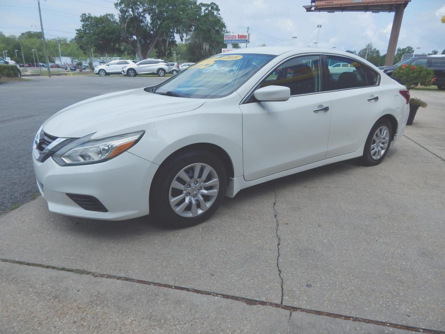 2018 White /Charcoal Nissan Altima 2.5 (1N4AL3AP2JC) with an 2.5L L4 DOHC 16V engine, CVT transmission, located at 3120 W Tennessee St, Tallahassee, FL, 32304-1002, (850) 575-6702, 30.458841, -84.349648 - Photo#1