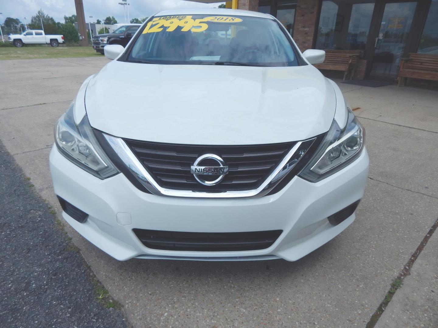 2018 White /Charcoal Nissan Altima 2.5 (1N4AL3AP2JC) with an 2.5L L4 DOHC 16V engine, CVT transmission, located at 3120 W Tennessee St, Tallahassee, FL, 32304-1002, (850) 575-6702, 30.458841, -84.349648 - Photo#2