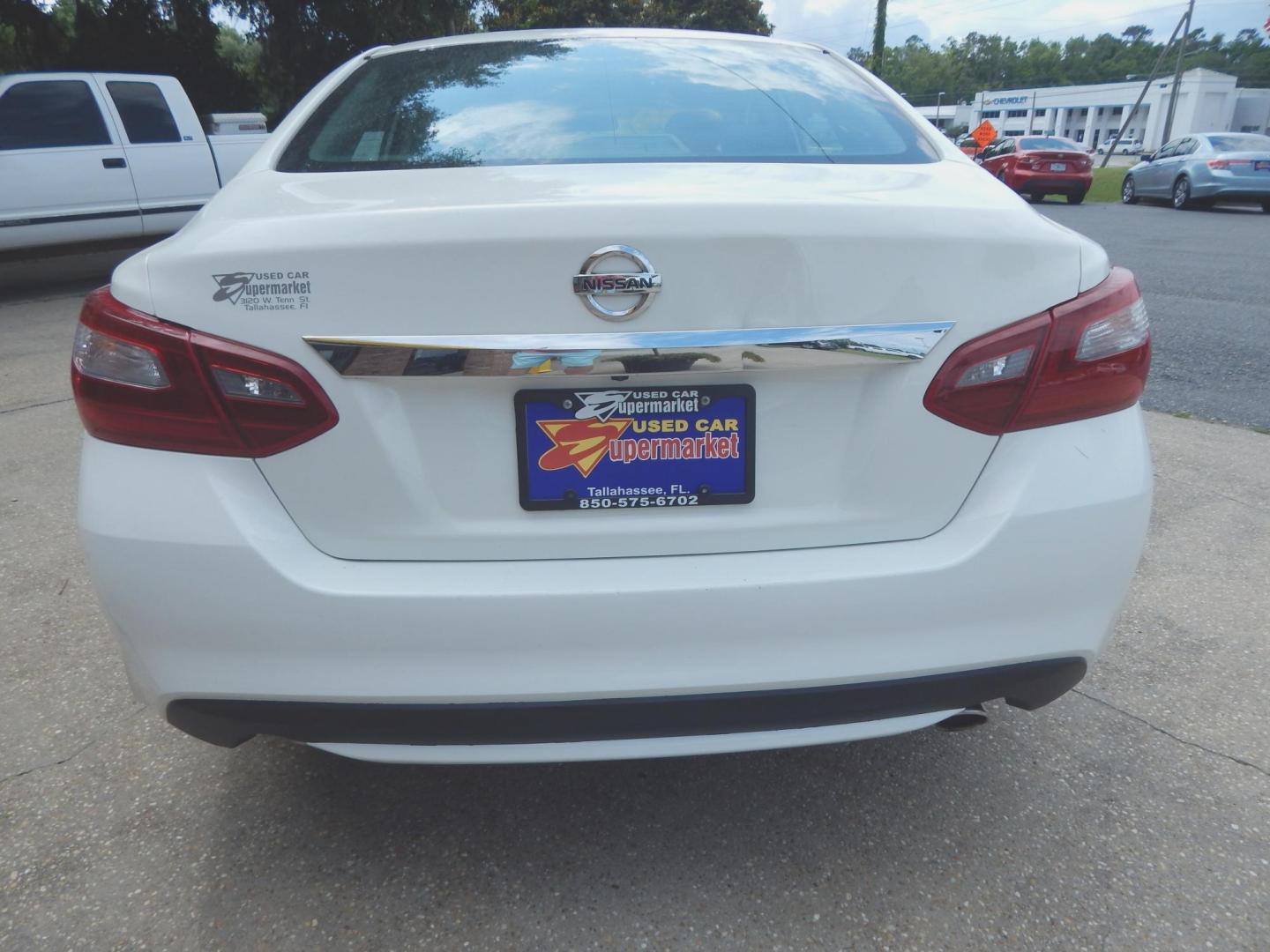 2018 White /Charcoal Nissan Altima 2.5 (1N4AL3AP2JC) with an 2.5L L4 DOHC 16V engine, CVT transmission, located at 3120 W Tennessee St, Tallahassee, FL, 32304-1002, (850) 575-6702, 30.458841, -84.349648 - Photo#3