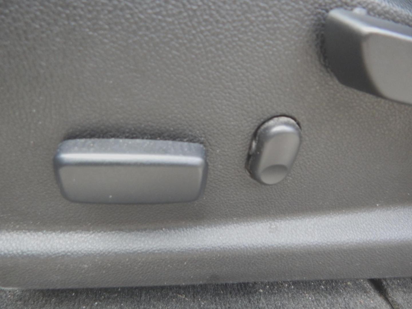 2018 Silver Metallic /Gray Chevrolet Colorado Z71 Crew Cab 2WD Short Box (1GCGSDEN8J1) with an 3.6L V6 DOHC 24V GAS engine, Automatic transmission, located at 3120 W Tennessee St, Tallahassee, FL, 32304-1002, (850) 575-6702, 30.458841, -84.349648 - Used Car Supermarket is proud to present you with this loaded immaculate 2018 Chevy Colorado Crew Cab Z71 with low miles. Used Car Supermarket prides itself in offering you the finest pre-owned vehicle in Tallahassee. Used Car Supermarket has been locally family owned and operated for over a half ce - Photo#6