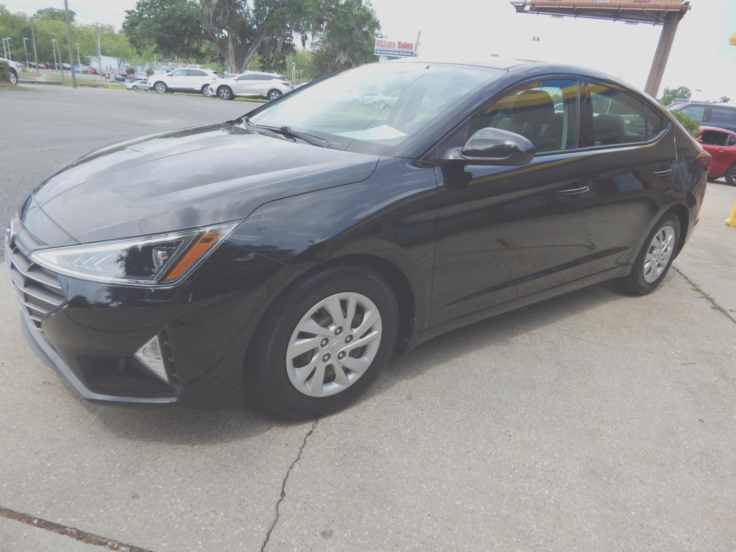 2020 Black /Gray Hyundai Elantra SE (5NPD74LF5LH) with an 1.8L L4 DOHC 16V engine, Automatic transmission, located at 3120 W Tennessee St, Tallahassee, FL, 32304-1002, (850) 575-6702, 30.458841, -84.349648 - Used Car Supermarket is proud to present you with this loaded immaculate 2020 Hyundai Elantra SE sedan with low miles. Used Car Supermarket prides itself in offering you the finest pre-owned vehicle in Tallahassee. Used Car Supermarket has been locally family owned and operated for over a half centu - Photo#0