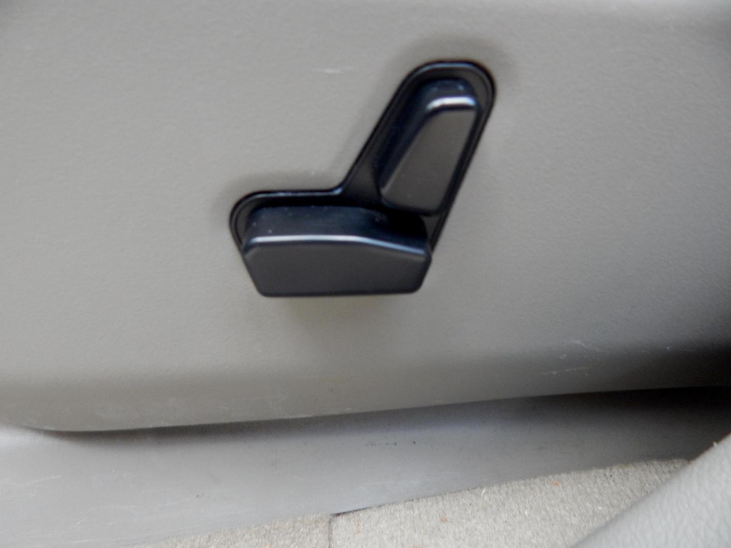2011 Silver Metallic /Gray Jeep Grand Cherokee Laredo 4WD (1J4RR4GG4BC) with an 3.6L V6 DOHC 24V engine, 5-Speed Automatic transmission, located at 3120 W Tennessee St, Tallahassee, FL, 32304-1002, (850) 575-6702, 30.458841, -84.349648 - Used Car Supermarket is proud to present you with this loaded immaculate 2011 Jeep Grand Cherokee Laredo 4x4 with low miles. Used Car Supermarket prides itself in offering you the finest pre-owned vehicle in Tallahassee. Used Car Supermarket has been locally family owned and operated for over a half - Photo#8