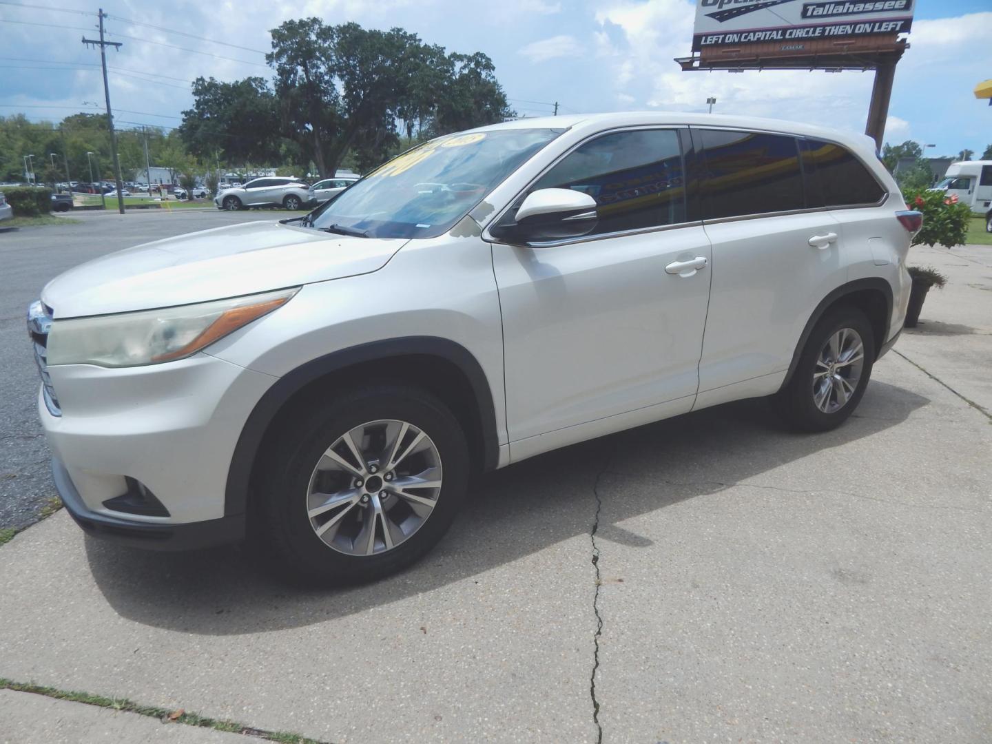 2015 White /Gray Leather Toyota Highlander LE FWD V6 (5TDZKRFH3FS) with an 3.5L V6 DOHC 24V engine, 6-Speed Automatic transmission, located at 3120 W Tennessee St, Tallahassee, FL, 32304-1002, (850) 575-6702, 30.458841, -84.349648 - Used Car Supermarket is proud to present you with this loaded immaculate 2015 Toyota Highlander LE with leather and 3rd row seating. Used Car Supermarket prides itself in offering you the finest pre-owned vehicle in Tallahassee. Used Car Supermarket has been locally family owned and operated for ove - Photo#1