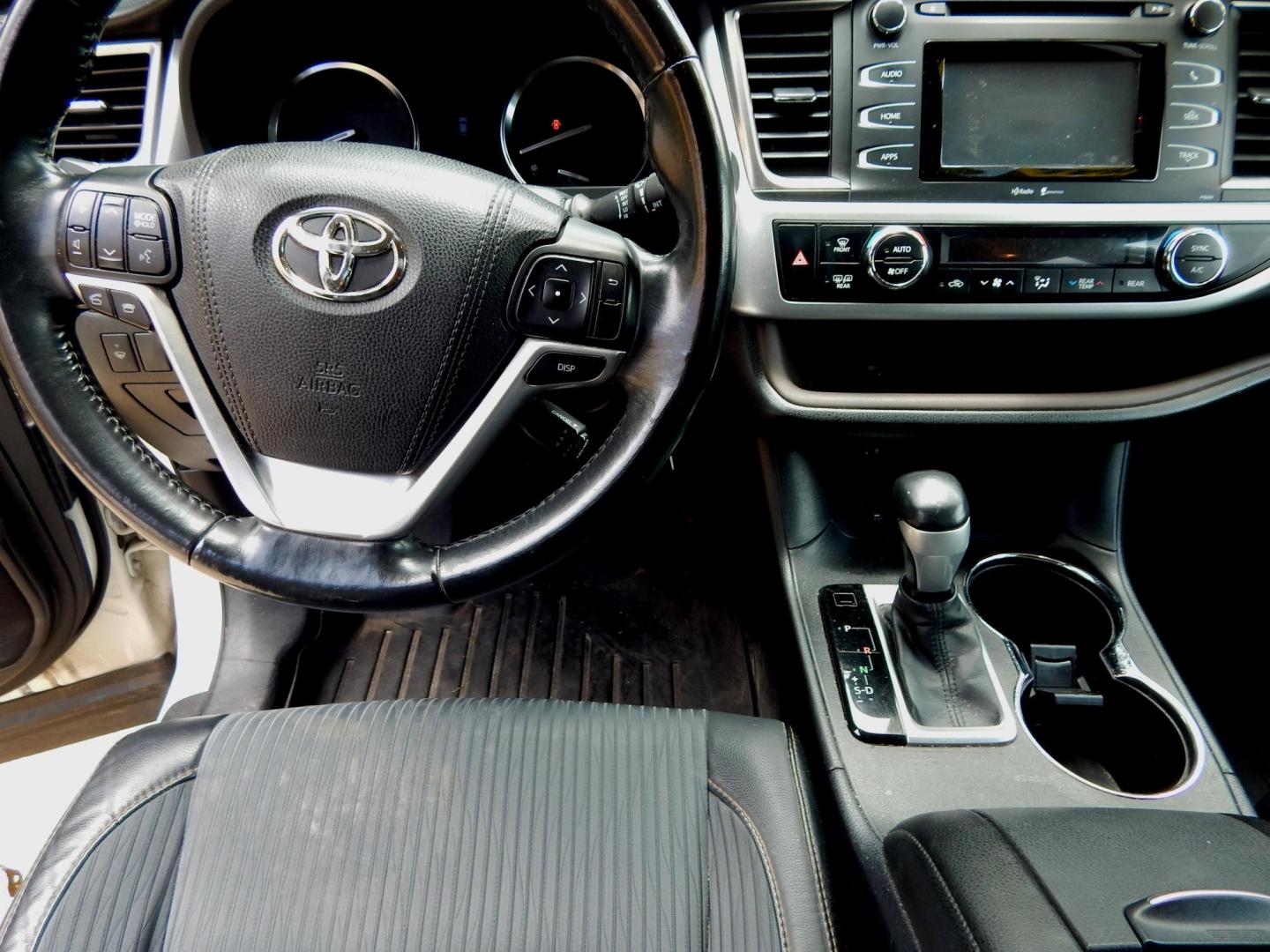 2015 White /Gray Leather Toyota Highlander LE FWD V6 (5TDZKRFH3FS) with an 3.5L V6 DOHC 24V engine, 6-Speed Automatic transmission, located at 3120 W Tennessee St, Tallahassee, FL, 32304-1002, (850) 575-6702, 30.458841, -84.349648 - Used Car Supermarket is proud to present you with this loaded immaculate 2015 Toyota Highlander LE with leather and 3rd row seating. Used Car Supermarket prides itself in offering you the finest pre-owned vehicle in Tallahassee. Used Car Supermarket has been locally family owned and operated for ove - Photo#4