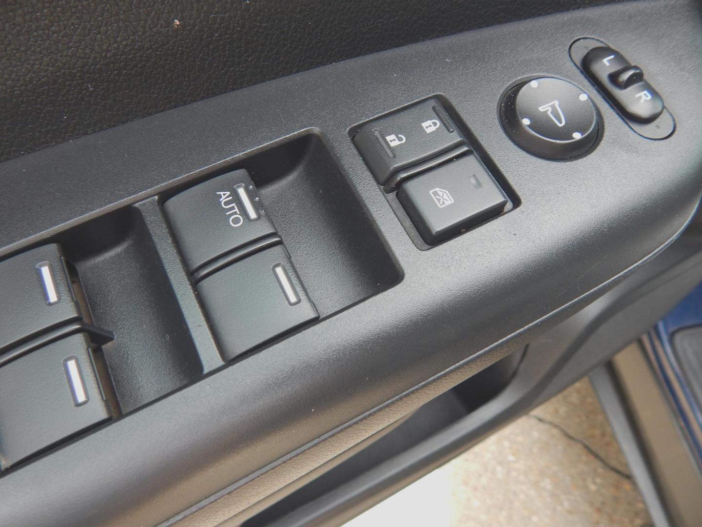 2016 Blue /Gray Honda CR-V EX 2WD (3CZRM3H55GG) with an 2.4L L4 DOHC 16V engine, CVT transmission, located at 3120 W Tennessee St, Tallahassee, FL, 32304-1002, (850) 575-6702, 30.458841, -84.349648 - Used Car Supermarket is proud to present you with this loaded immaculate 2016 Honda CRV EX with sunroof. Used Car Supermarket prides itself in offering you the finest pre-owned vehicle in Tallahassee. Used Car Supermarket has been locally family owned and operated for over 50 years. Our CRV EX has b - Photo#8