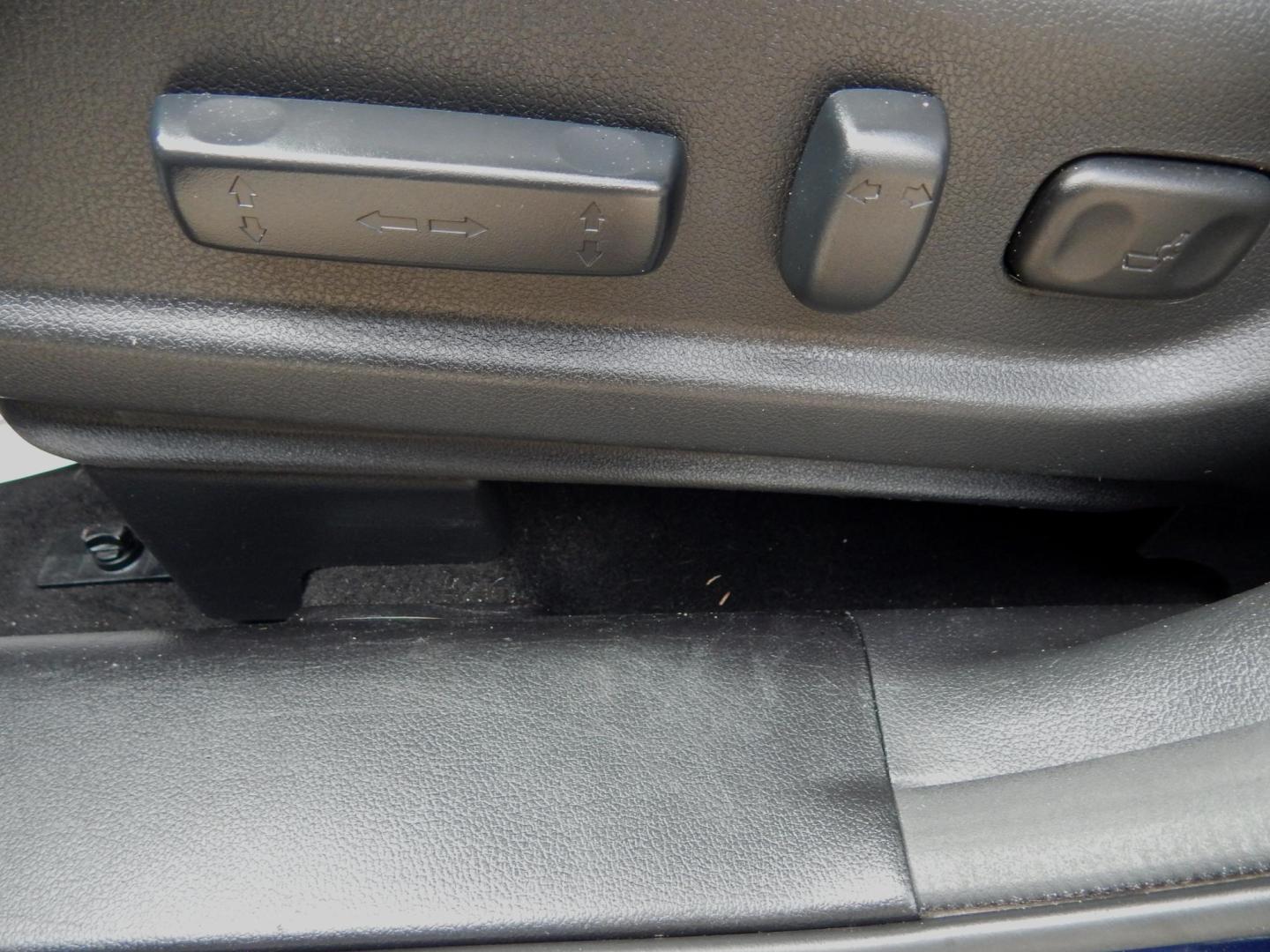 2016 Blue /Gray Honda CR-V EX 2WD (3CZRM3H55GG) with an 2.4L L4 DOHC 16V engine, CVT transmission, located at 3120 W Tennessee St, Tallahassee, FL, 32304-1002, (850) 575-6702, 30.458841, -84.349648 - Used Car Supermarket is proud to present you with this loaded immaculate 2016 Honda CRV EX with sunroof. Used Car Supermarket prides itself in offering you the finest pre-owned vehicle in Tallahassee. Used Car Supermarket has been locally family owned and operated for over 50 years. Our CRV EX has b - Photo#9