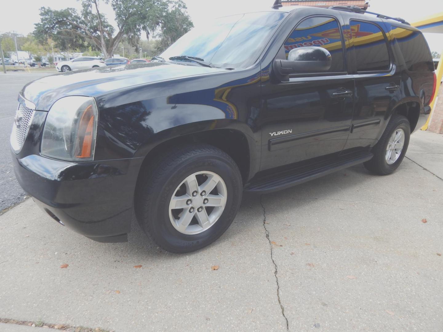 2013 Black /Charcoal GMC Yukon SLE 2WD (1GKS1AE00DR) with an 5.3L V8 OHV 16V FFV engine, 6-Speed Automatic transmission, located at 3120 W Tennessee St, Tallahassee, FL, 32304-1002, (850) 575-6702, 30.458841, -84.349648 - Used Car Supermarket is proud to present you with this loaded immaculate 2013 GMC Yukon SLE with 3rd row seating. Used Car Supermarket prides itself in offering you the finest pre-owned vehicle in Tallahassee. Used Car Supermarket has been locally family owned and operated for over 50 years. Our Yuk - Photo#1