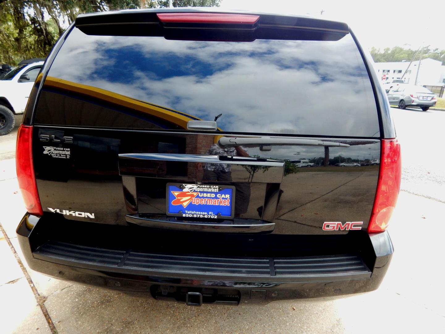 2013 Black /Charcoal GMC Yukon SLE 2WD (1GKS1AE00DR) with an 5.3L V8 OHV 16V FFV engine, 6-Speed Automatic transmission, located at 3120 W Tennessee St, Tallahassee, FL, 32304-1002, (850) 575-6702, 30.458841, -84.349648 - Used Car Supermarket is proud to present you with this loaded immaculate 2013 GMC Yukon SLE with 3rd row seating. Used Car Supermarket prides itself in offering you the finest pre-owned vehicle in Tallahassee. Used Car Supermarket has been locally family owned and operated for over 50 years. Our Yuk - Photo#3