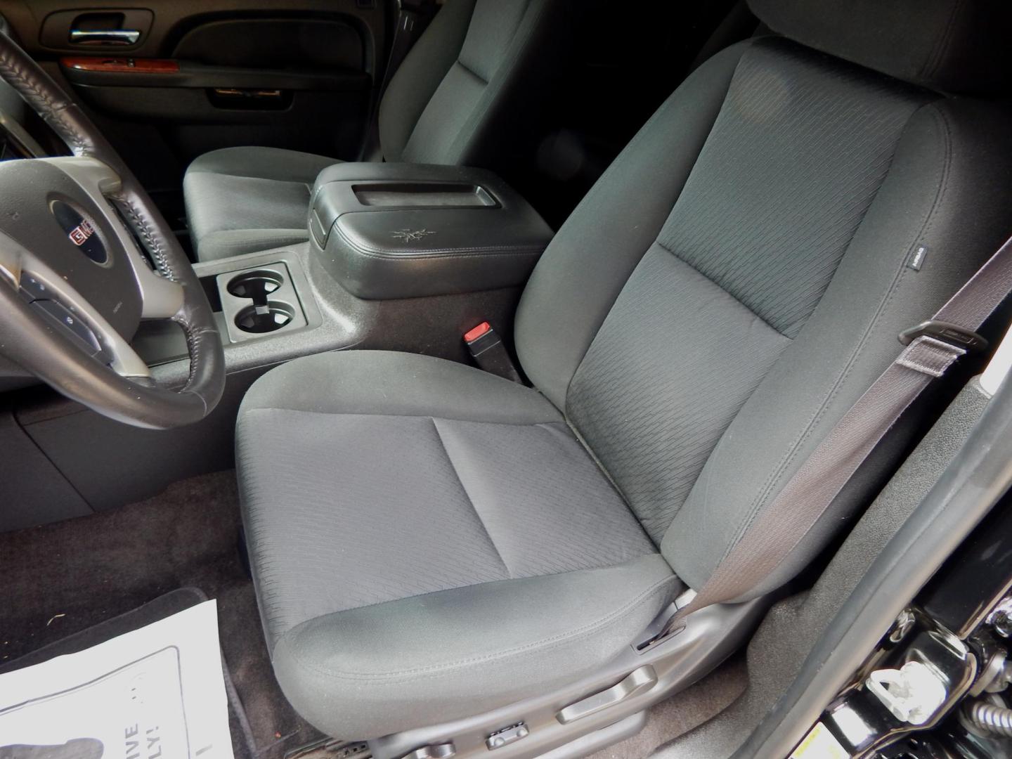 2013 Black /Charcoal GMC Yukon SLE 2WD (1GKS1AE00DR) with an 5.3L V8 OHV 16V FFV engine, 6-Speed Automatic transmission, located at 3120 W Tennessee St, Tallahassee, FL, 32304-1002, (850) 575-6702, 30.458841, -84.349648 - Used Car Supermarket is proud to present you with this loaded immaculate 2013 GMC Yukon SLE with 3rd row seating. Used Car Supermarket prides itself in offering you the finest pre-owned vehicle in Tallahassee. Used Car Supermarket has been locally family owned and operated for over 50 years. Our Yuk - Photo#5