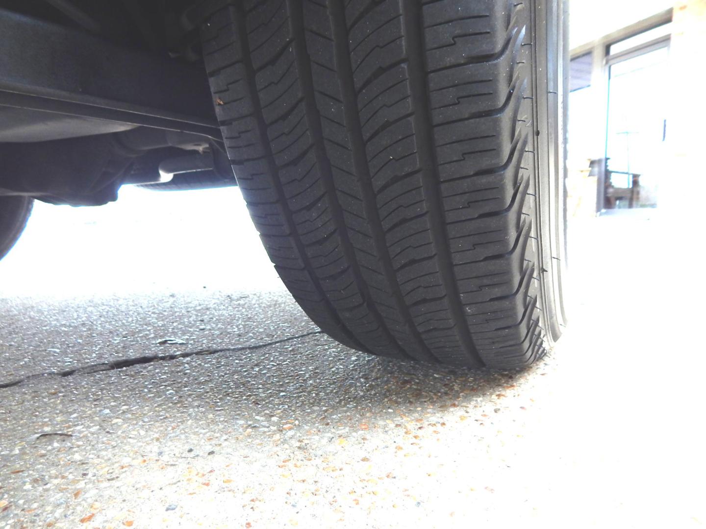 2013 Black /Charcoal GMC Yukon SLE 2WD (1GKS1AE00DR) with an 5.3L V8 OHV 16V FFV engine, 6-Speed Automatic transmission, located at 3120 W Tennessee St, Tallahassee, FL, 32304-1002, (850) 575-6702, 30.458841, -84.349648 - Used Car Supermarket is proud to present you with this loaded immaculate 2013 GMC Yukon SLE with 3rd row seating. Used Car Supermarket prides itself in offering you the finest pre-owned vehicle in Tallahassee. Used Car Supermarket has been locally family owned and operated for over 50 years. Our Yuk - Photo#11
