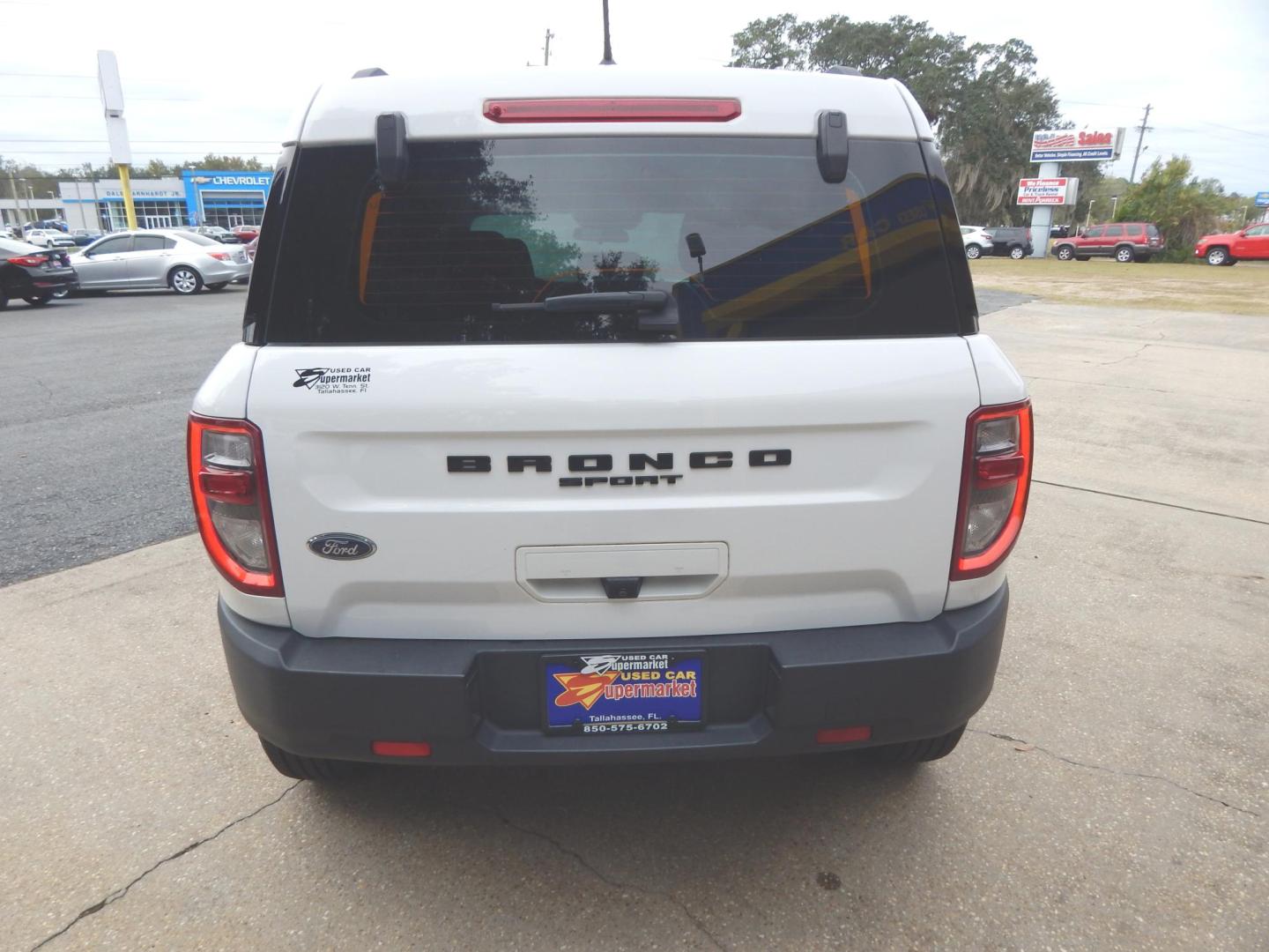 2021 White /Two Tone Gray leather Ford Bronco Sport Outer Banks (3FMCR9A67MR) with an 1.5L L3 engine, Automatic transmission, located at 3120 W Tennessee St, Tallahassee, FL, 32304-1002, (850) 575-6702, 30.458841, -84.349648 - Used Car Supermarket is proud to present you with this loaded immaculate 2021 Ford Bronco Sport Outer Banks with leather and low miles. Used Car Supermarket prides itself in offering you the finest pre-owned vehicle in Tallahassee. Used Car Supermarket has been locally family owned and operated for - Photo#3