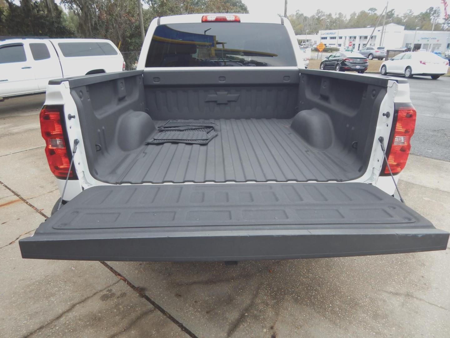 2018 White /Charcoal Chevrolet Silverado 1500 LT Crew Cab 2WD (3GCPCREC2JG) with an 5.3L V8 OHV 16V engine, Automatic transmission, located at 3120 W Tennessee St, Tallahassee, FL, 32304-1002, (850) 575-6702, 30.458841, -84.349648 - Photo#3