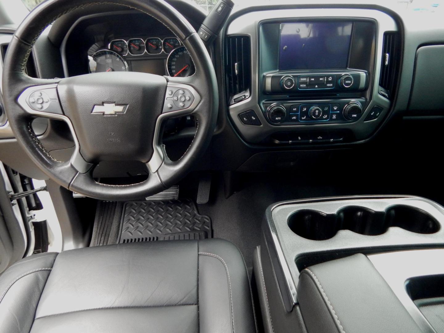 2018 White /Charcoal Chevrolet Silverado 1500 LT Crew Cab 2WD (3GCPCREC2JG) with an 5.3L V8 OHV 16V engine, Automatic transmission, located at 3120 W Tennessee St, Tallahassee, FL, 32304-1002, (850) 575-6702, 30.458841, -84.349648 - Photo#4