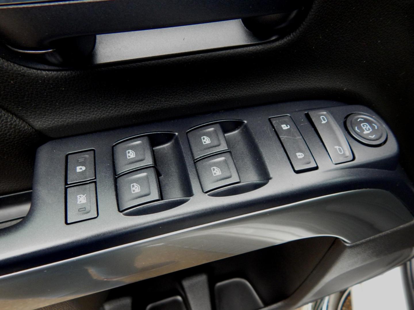 2018 White /Charcoal Chevrolet Silverado 1500 LT Crew Cab 2WD (3GCPCREC2JG) with an 5.3L V8 OHV 16V engine, Automatic transmission, located at 3120 W Tennessee St, Tallahassee, FL, 32304-1002, (850) 575-6702, 30.458841, -84.349648 - Photo#7