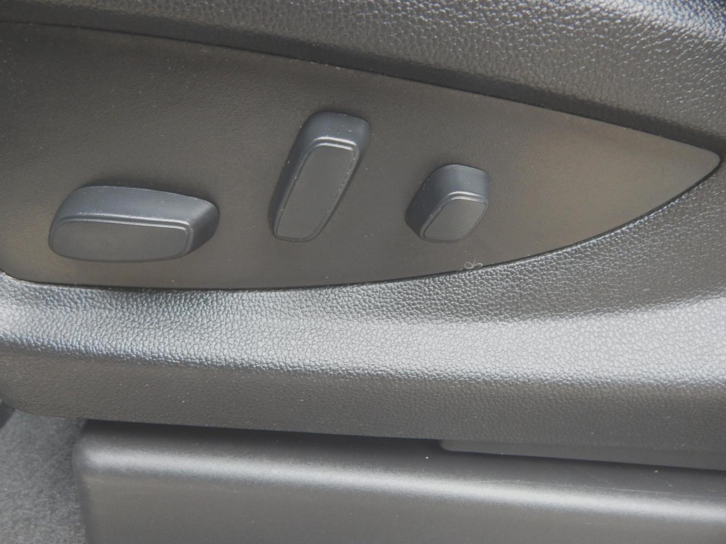 2018 White /Charcoal Chevrolet Silverado 1500 LT Crew Cab 2WD (3GCPCREC2JG) with an 5.3L V8 OHV 16V engine, Automatic transmission, located at 3120 W Tennessee St, Tallahassee, FL, 32304-1002, (850) 575-6702, 30.458841, -84.349648 - Photo#8