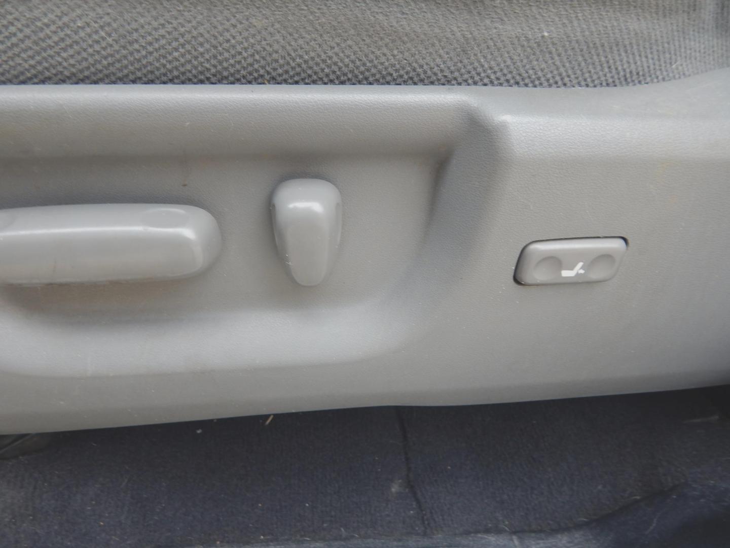 2012 White /Gray Toyota Tundra Base (5TFRM5F11CX) with an V-8 engine, Automatic transmission, located at 3120 W Tennessee St, Tallahassee, FL, 32304-1002, (850) 575-6702, 30.458841, -84.349648 - Used Car Supermarket is proud to present you with this loaded immaculate 2012 Toyota Tundra Double Cab V8. Used Car Supermarket prides itself in offering you the finest pre-owned vehicle in Tallahassee. Used Car Supermarket has been locally family owned and operated for over a half century. Our Tund - Photo#9