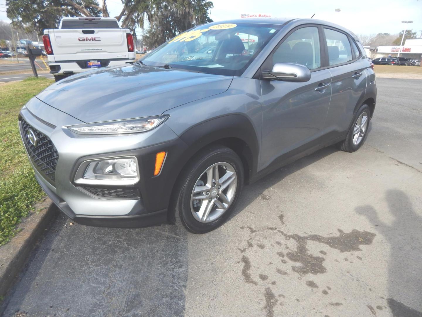 2019 Gray /Charcoal Hyundai Kona SE (KM8K12AA6KU) with an 2.0L L4 DOHC 16V engine, 6A transmission, located at 3120 W Tennessee St, Tallahassee, FL, 32304-1002, (850) 575-6702, 30.458841, -84.349648 - Used Car Supermarket is proud to present you with this loaded immaculate 2019 Hyundai Kona SE. Used Car Supermarket prides itself in offering you the finest pre-owned vehicle in Tallahassee. Used Car Supermarket has been locally family owned and operated for over 50 years. Our Kona SE has been servi - Photo#0