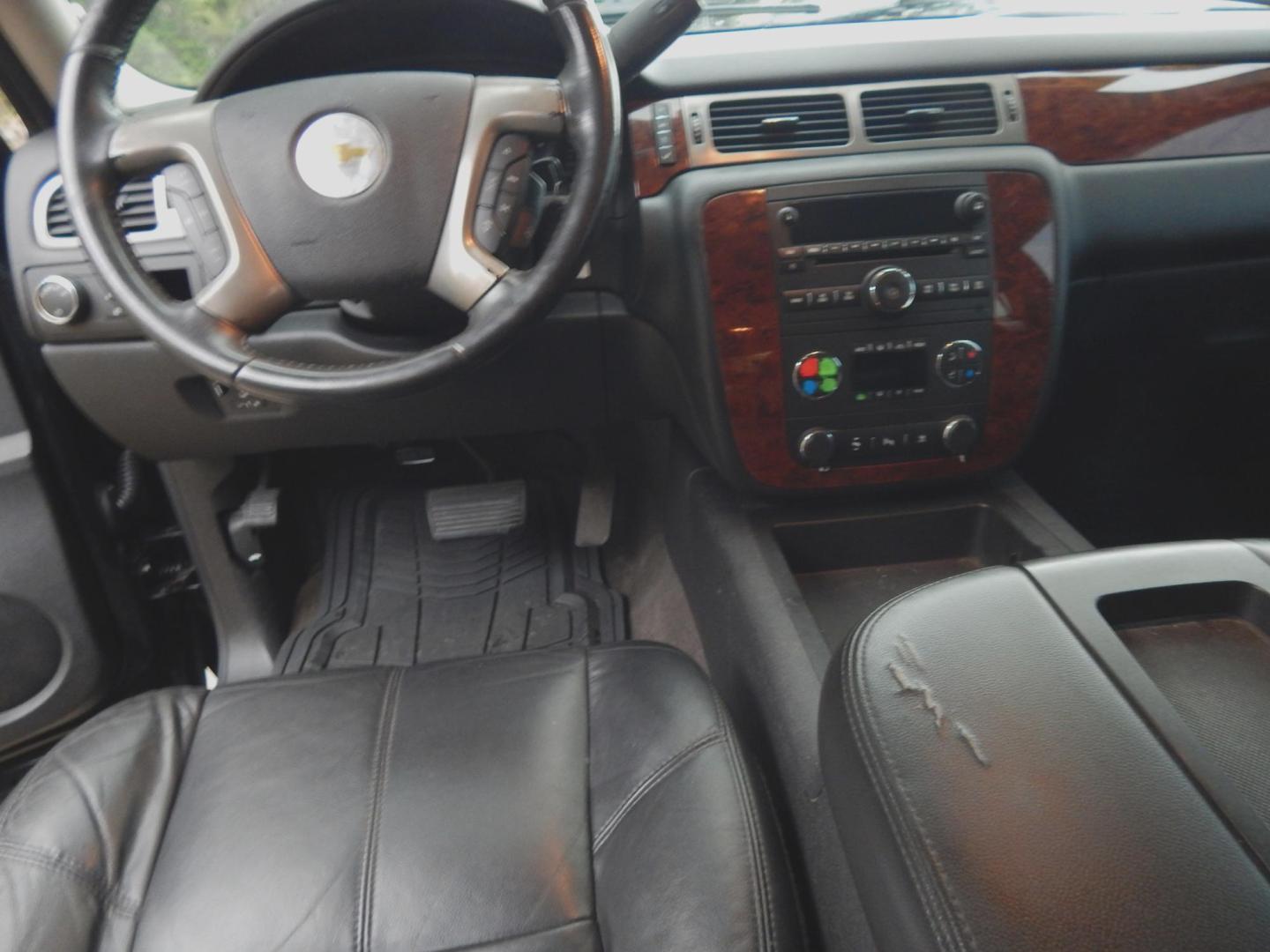 2011 Black /Charcoal Leather Chevrolet Tahoe LT 2WD (1GNSCBE01BR) with an 5.3L V8 OHV 16V FFV engine, 6-Speed Automatic transmission, located at 3120 W Tennessee St, Tallahassee, FL, 32304-1002, (850) 575-6702, 30.458841, -84.349648 - Used Car Supermarket is proud to present you with this loaded immaculate 2011 Chevy Tahoe LT with leather and sunroof. Used Car Supermarket prides itself in offering you the finest pre-owned vehicle in Tallahassee. Used Car Supermarket has been locally family owned and operated for over 50 years. Ou - Photo#3