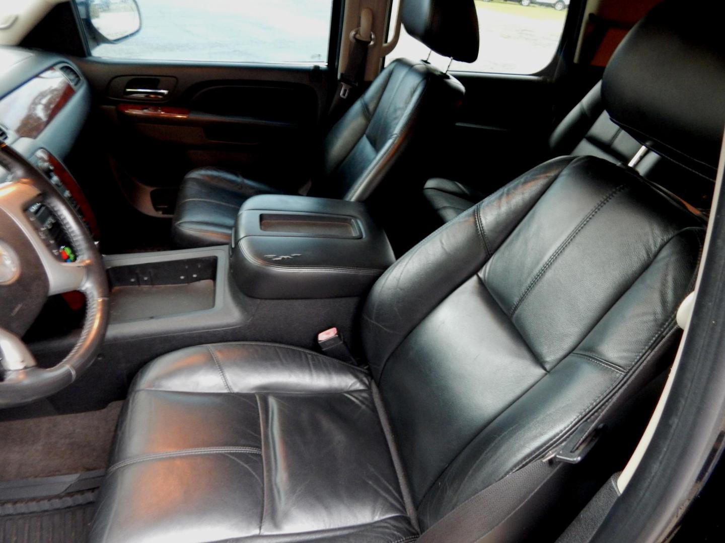 2011 Black /Charcoal Leather Chevrolet Tahoe LT 2WD (1GNSCBE01BR) with an 5.3L V8 OHV 16V FFV engine, 6-Speed Automatic transmission, located at 3120 W Tennessee St, Tallahassee, FL, 32304-1002, (850) 575-6702, 30.458841, -84.349648 - Used Car Supermarket is proud to present you with this loaded immaculate 2011 Chevy Tahoe LT with leather and sunroof. Used Car Supermarket prides itself in offering you the finest pre-owned vehicle in Tallahassee. Used Car Supermarket has been locally family owned and operated for over 50 years. Ou - Photo#4