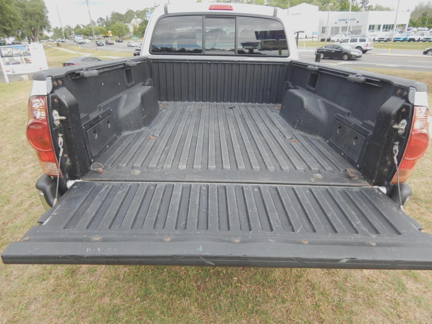 2006 Silver Metallic /Gray Toyota Tacoma Access Cab 2WD (5TETX22N86Z) with an 2.7L L4 DOHC 16V engine, Automatic transmission, located at 3120 W Tennessee St, Tallahassee, FL, 32304-1002, (850) 575-6702, 30.458841, -84.349648 - Used Car Supermarket is proud to present you with this loaded immaculate 2006 Toyota Tacoma Access Cab SR5 with automatic and low miles. Used Car Supermarket prides itself in offering you the finest pre-owned vehicle in Tallahassee. Used Car Supermarket has been locally family owned and operated for - Photo#4