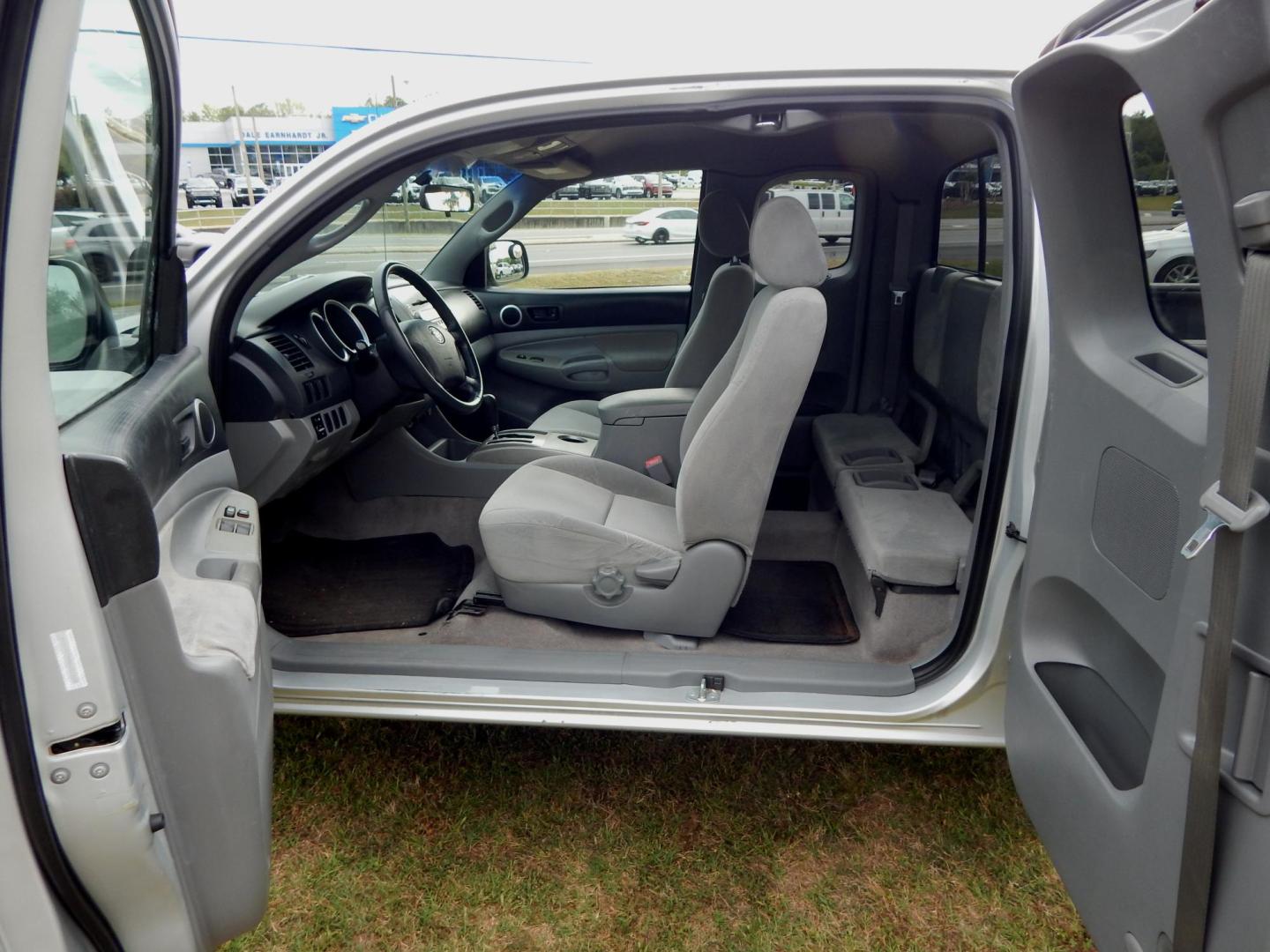 2006 Silver Metallic /Gray Toyota Tacoma Access Cab 2WD (5TETX22N86Z) with an 2.7L L4 DOHC 16V engine, Automatic transmission, located at 3120 W Tennessee St, Tallahassee, FL, 32304-1002, (850) 575-6702, 30.458841, -84.349648 - Used Car Supermarket is proud to present you with this loaded immaculate 2006 Toyota Tacoma Access Cab SR5 with automatic and low miles. Used Car Supermarket prides itself in offering you the finest pre-owned vehicle in Tallahassee. Used Car Supermarket has been locally family owned and operated for - Photo#6