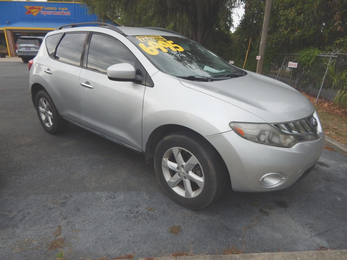 2009 Silver Metallic /Charcoal Nissan Murano S (JN8AZ18U69W) with an 3.5L V6 DOHC 24V engine, Automatic CVT Overdrive transmission, located at 3120 W Tennessee St, Tallahassee, FL, 32304-1002, (850) 575-6702, 30.458841, -84.349648 - Used Car Supermarket is proud to present you with this loaded immaculate 2009 Nissan Murano S with low miles. Used Car Supermarket prides itself in offering you the finest pre-owned vehicle in Tallahassee. Used Car Supermarket has been locally family owned and operated for over 50 years. Our Murano - Photo#1