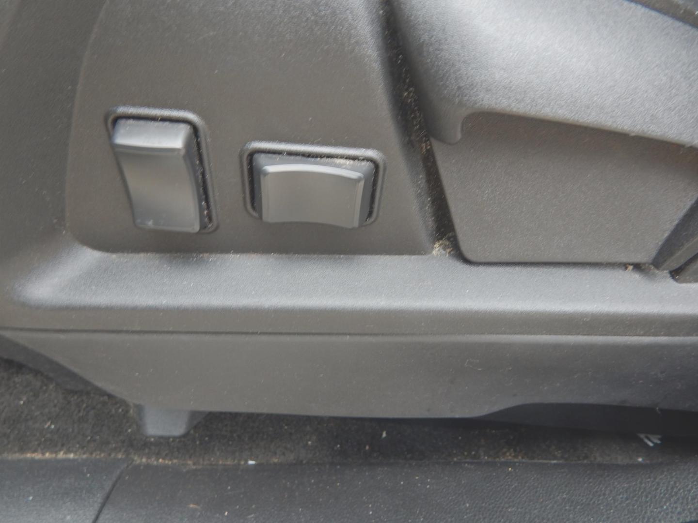 2013 White /Charcoal Chevrolet Equinox LS 2WD (2GNALBEK3D1) with an 2.4L L4 DOHC 16V engine, 6-Speed Automatic transmission, located at 3120 W Tennessee St, Tallahassee, FL, 32304-1002, (850) 575-6702, 30.458841, -84.349648 - Used Car Supermarket is proud to present you with this loaded immaculate 2013 Chevy Equinox LS with low miles. Used Car Supermarket prides itself in offering you the finest pre-owned vehicle in Tallahassee. Used Car Supermarket has been locally family owned and operated for over 50 years. Our Equino- Photo#9
