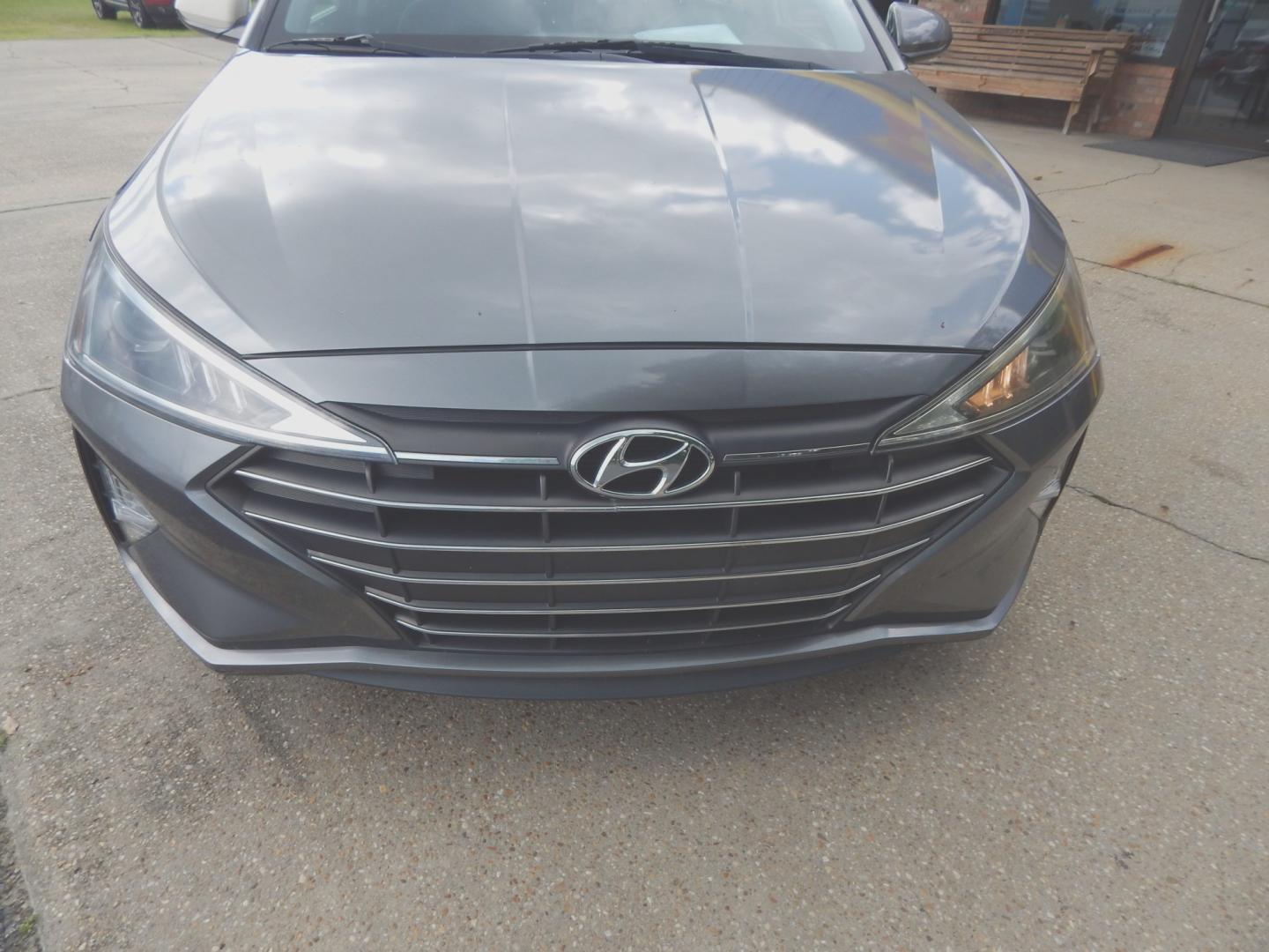 2019 Silver Metallic /Charcoal Hyundai Elantra SLE (5NPD84LF8KH) with an 1.8L L4 DOHC 16V engine, Automatic transmission, located at 3120 W Tennessee St, Tallahassee, FL, 32304-1002, (850) 575-6702, 30.458841, -84.349648- Photo#2