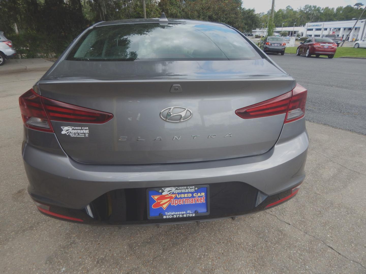 2019 Silver Metallic /Charcoal Hyundai Elantra SLE (5NPD84LF8KH) with an 1.8L L4 DOHC 16V engine, Automatic transmission, located at 3120 W Tennessee St, Tallahassee, FL, 32304-1002, (850) 575-6702, 30.458841, -84.349648- Photo#3